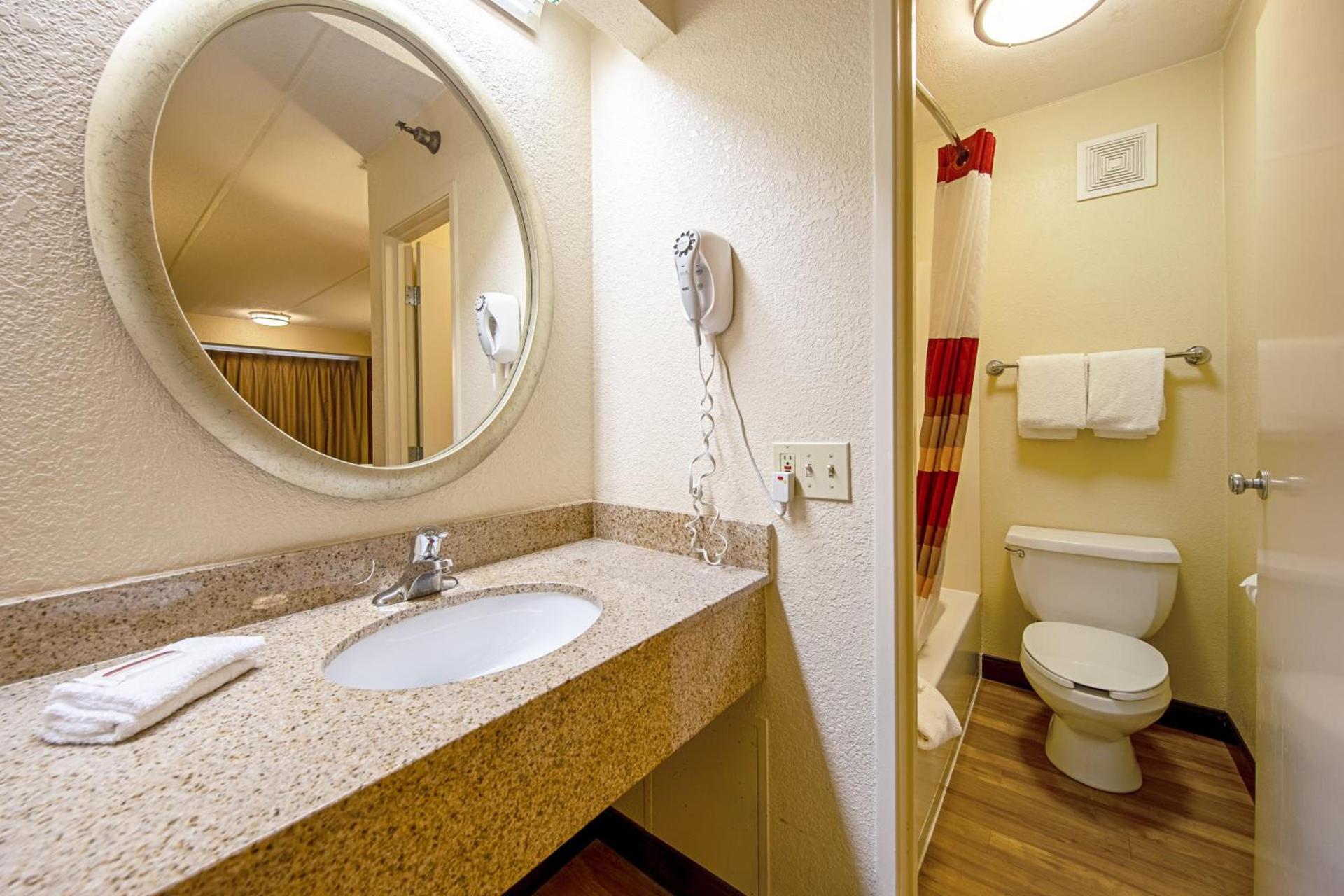 Red Roof Inn Johnson City photo 12