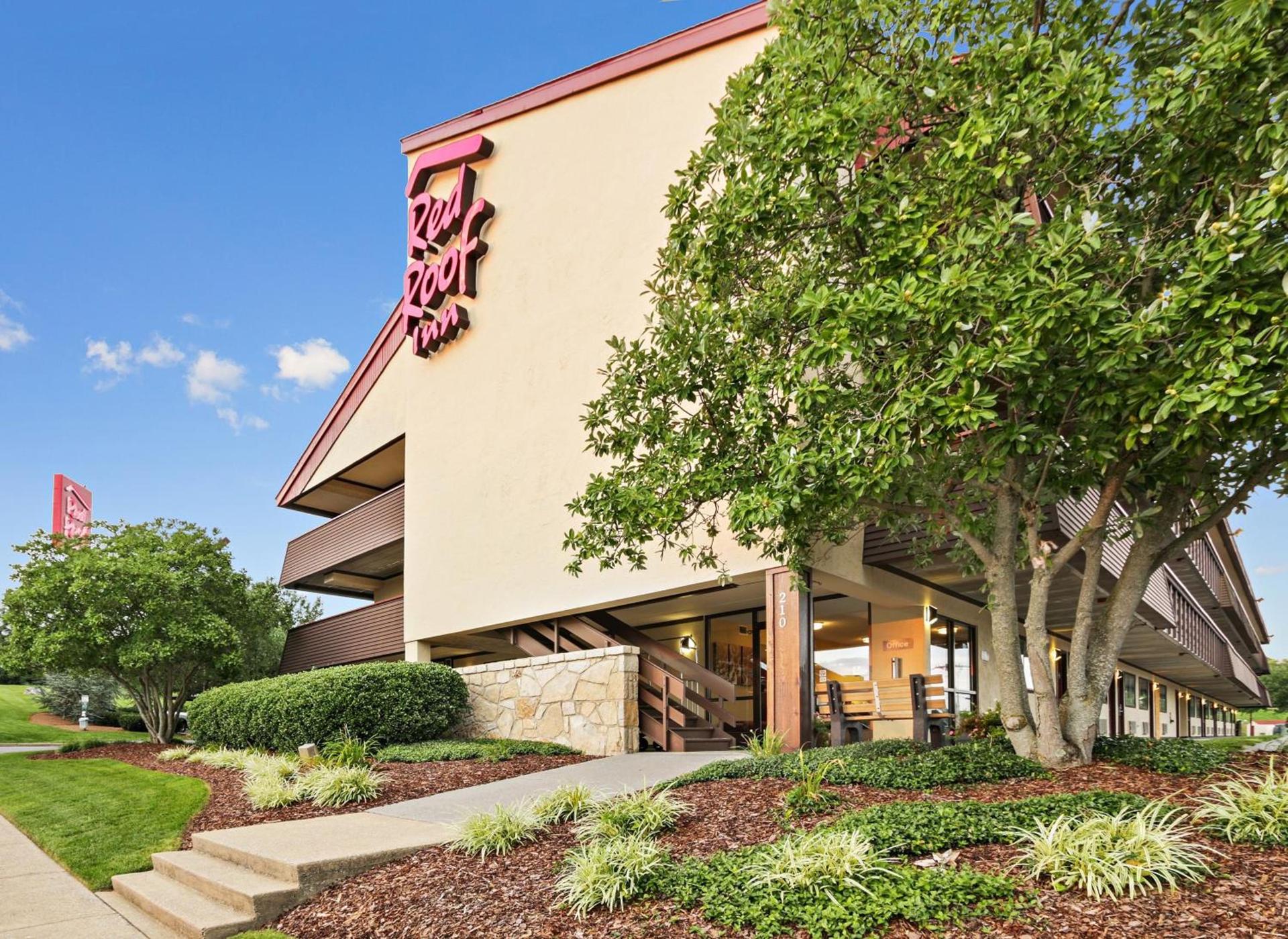 Red Roof Inn Johnson City photo 2