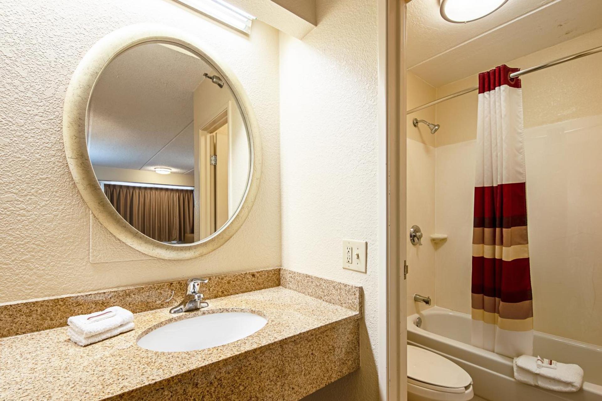 Red Roof Inn Johnson City photo 24