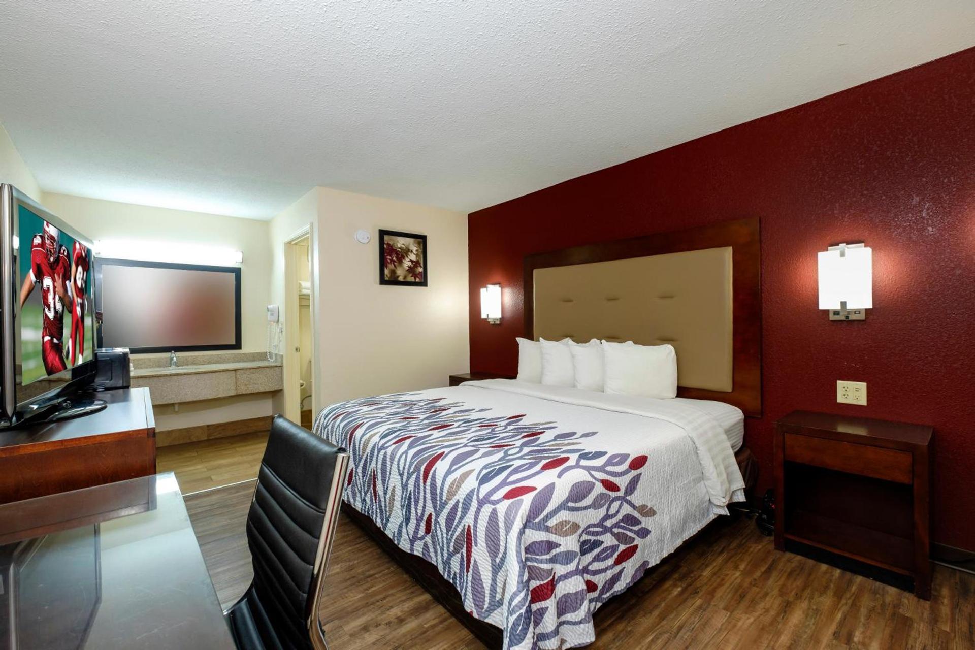 Red Roof Inn Columbus, MS photo 8
