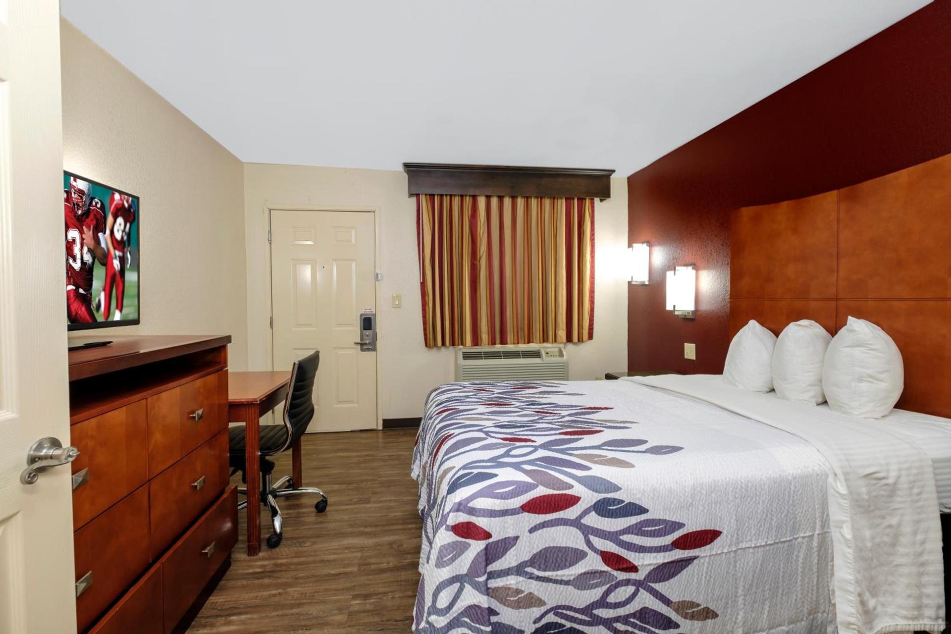 Red Roof Inn Columbus, MS photo 17