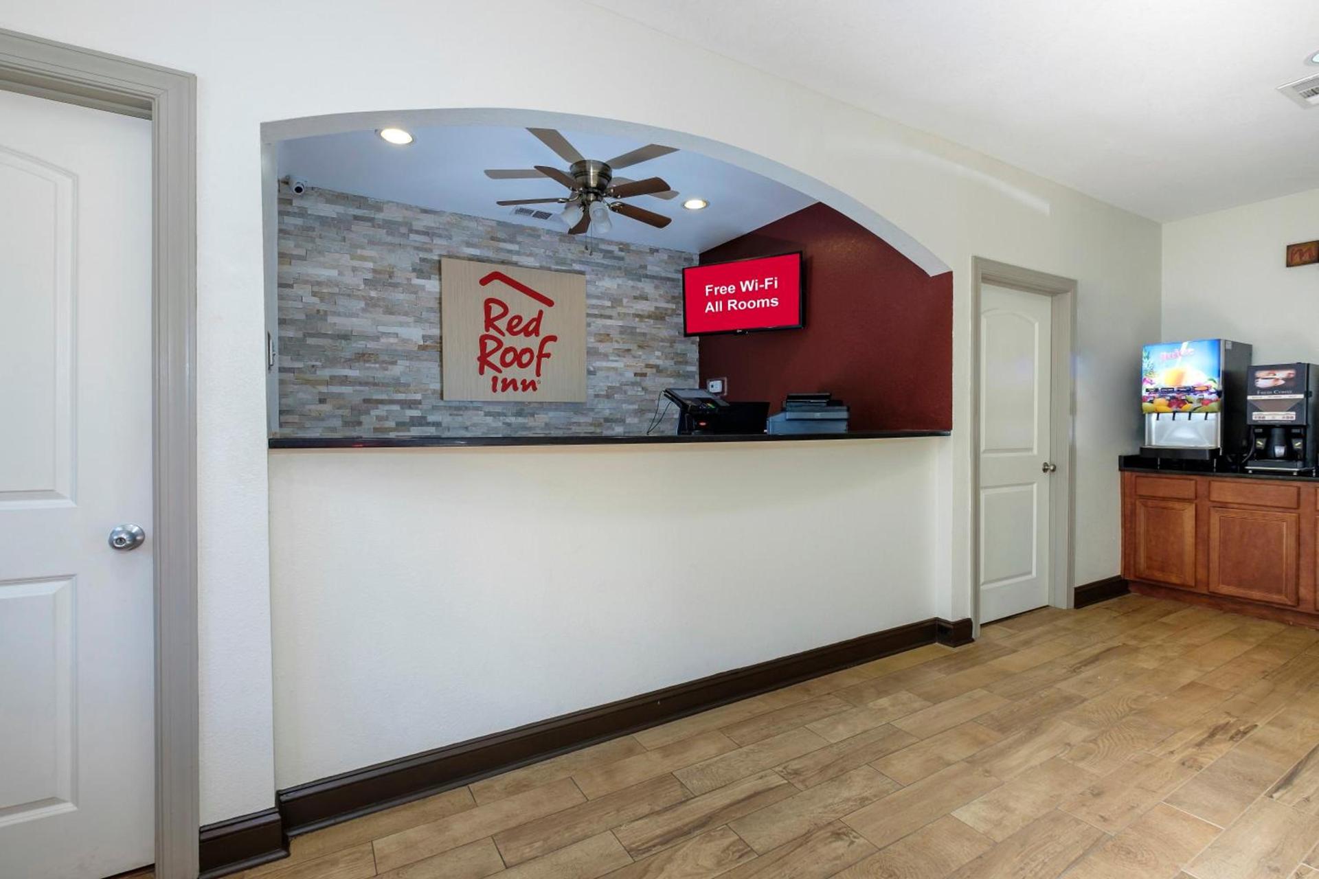 Red Roof Inn Columbus, MS photo 6