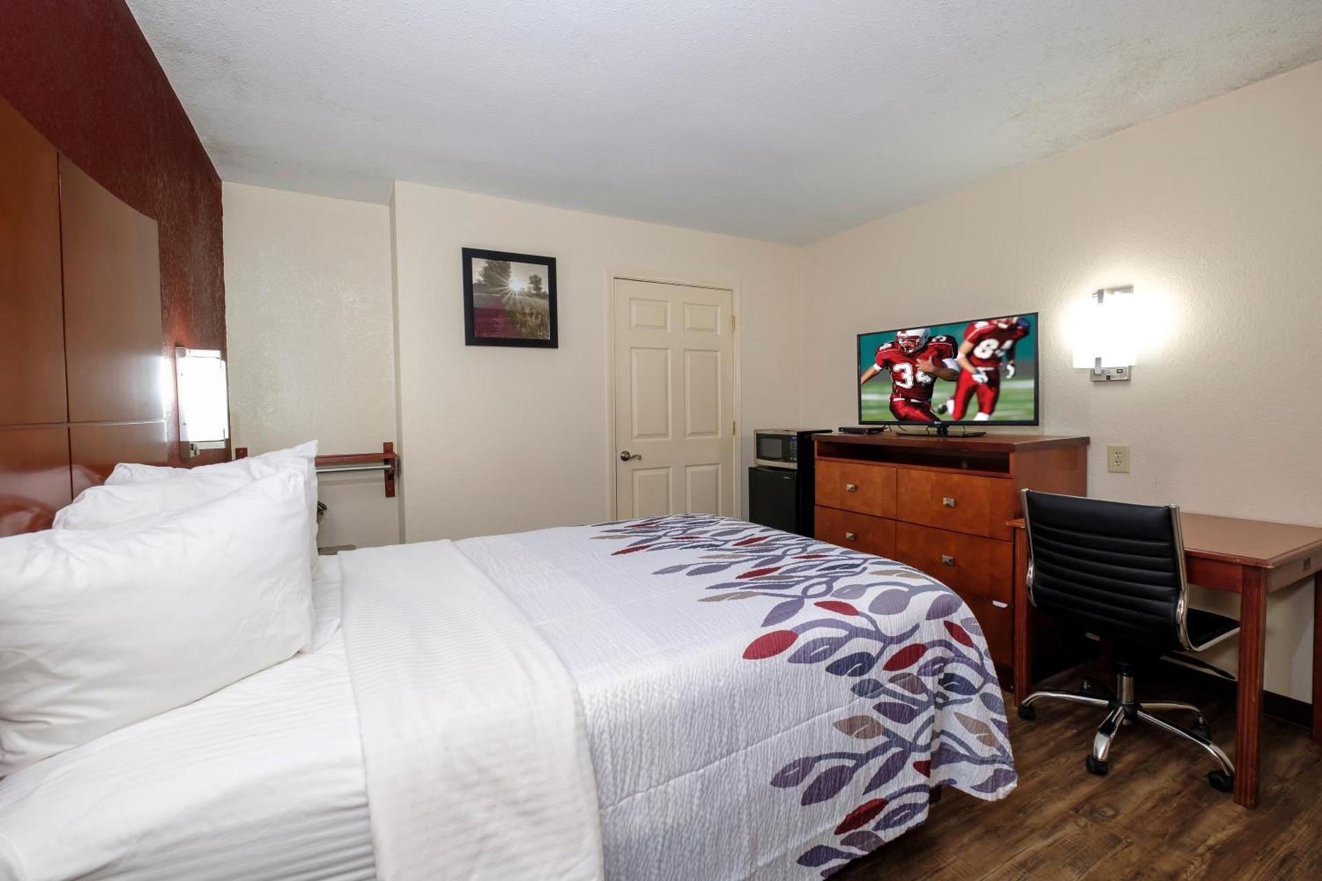 Red Roof Inn Columbus, MS photo 18