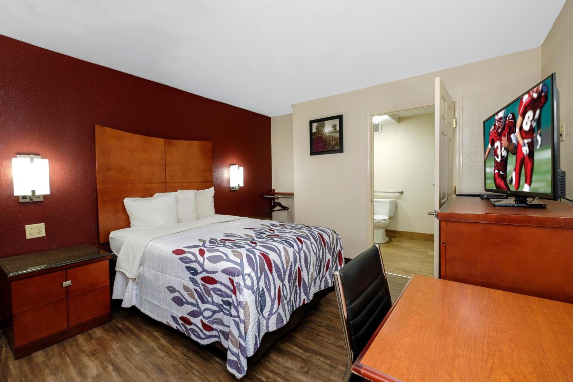 Red Roof Inn Columbus, MS photo 19