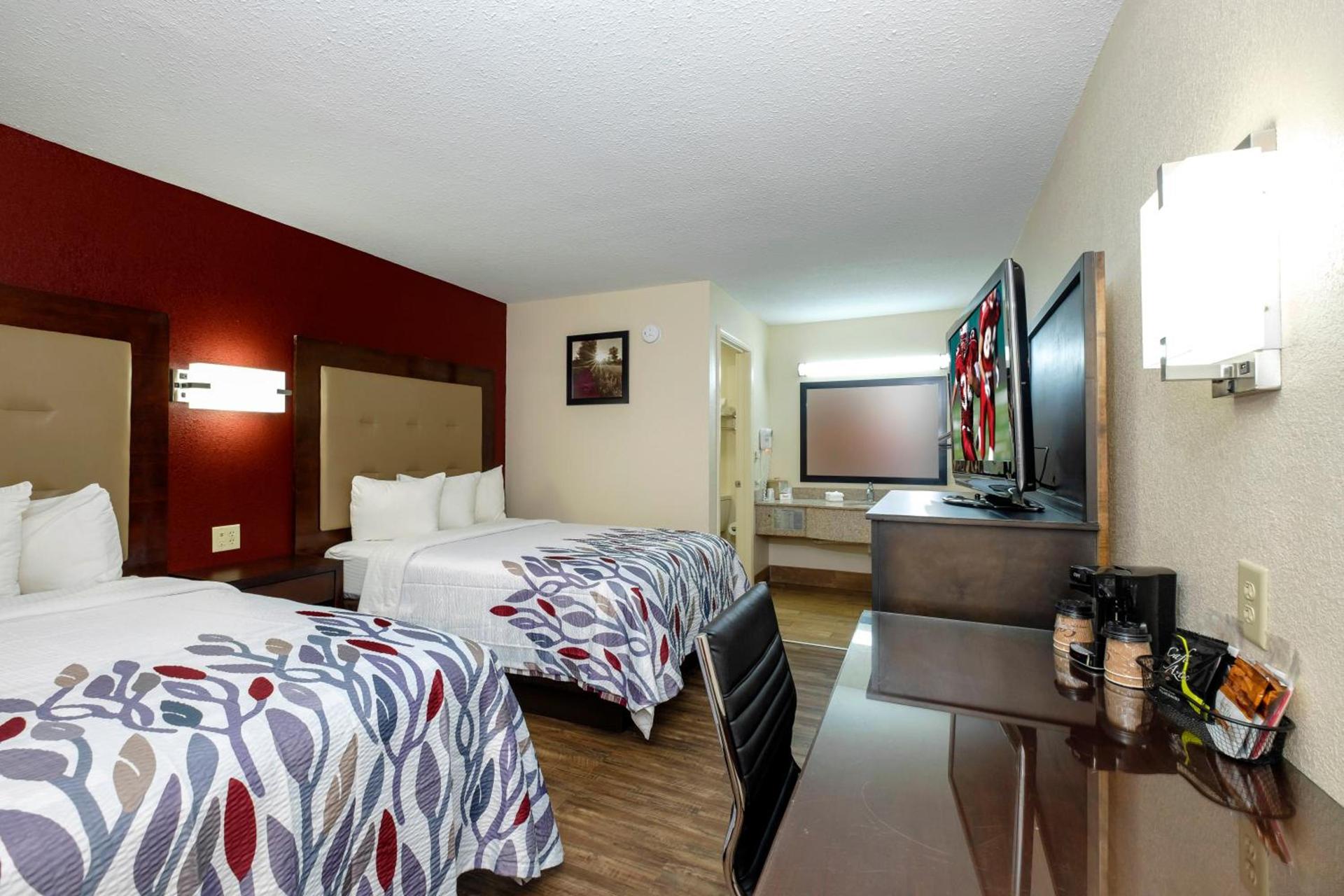Red Roof Inn Columbus, MS photo 14