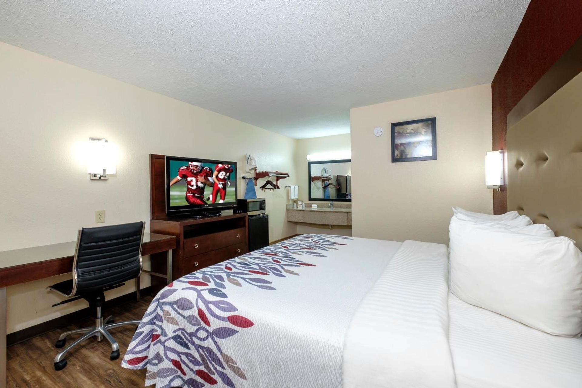 Red Roof Inn Columbus, MS photo 10
