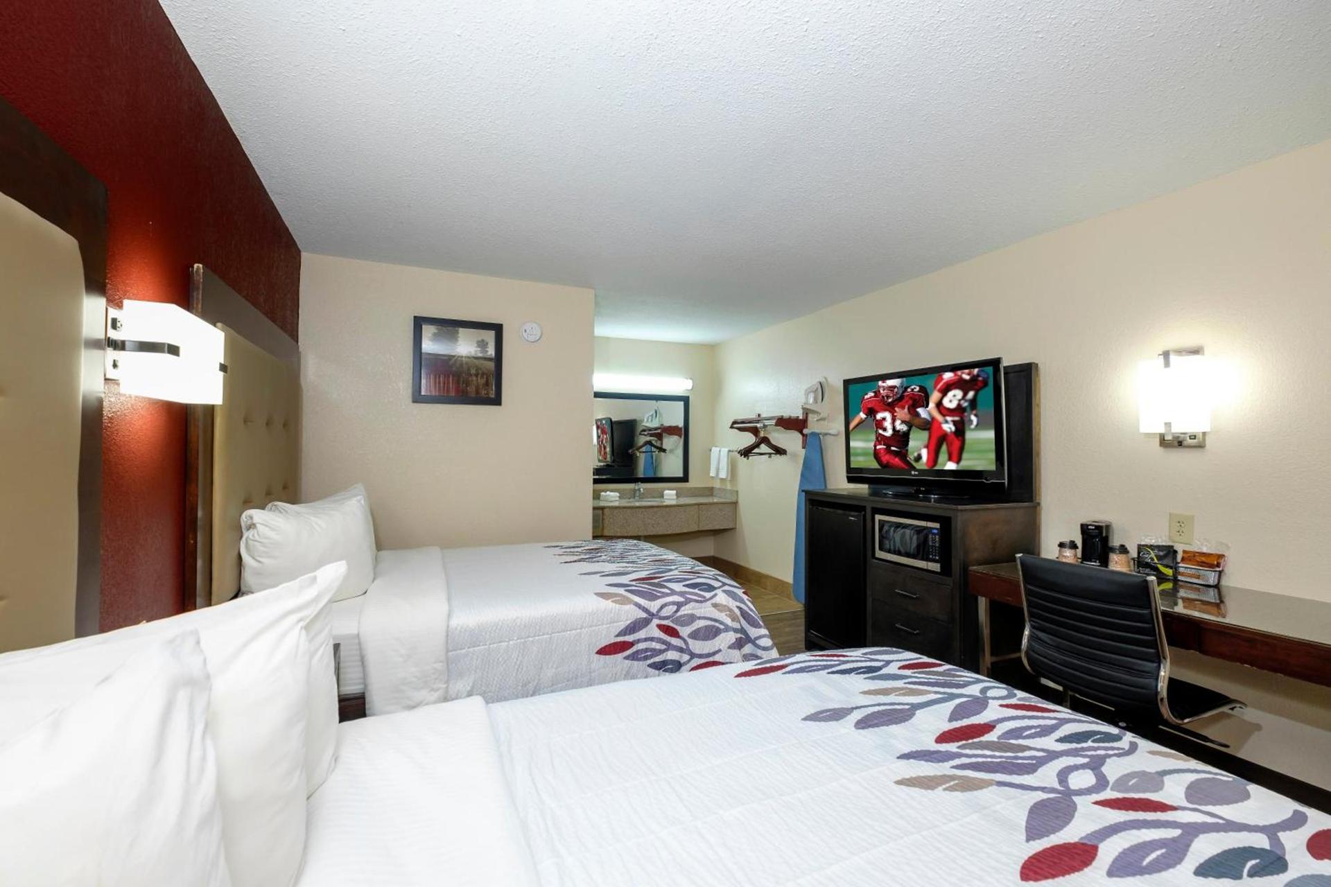 Red Roof Inn Columbus, MS photo 11