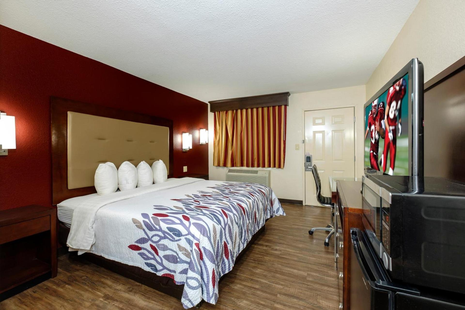 Red Roof Inn Columbus, MS photo 9