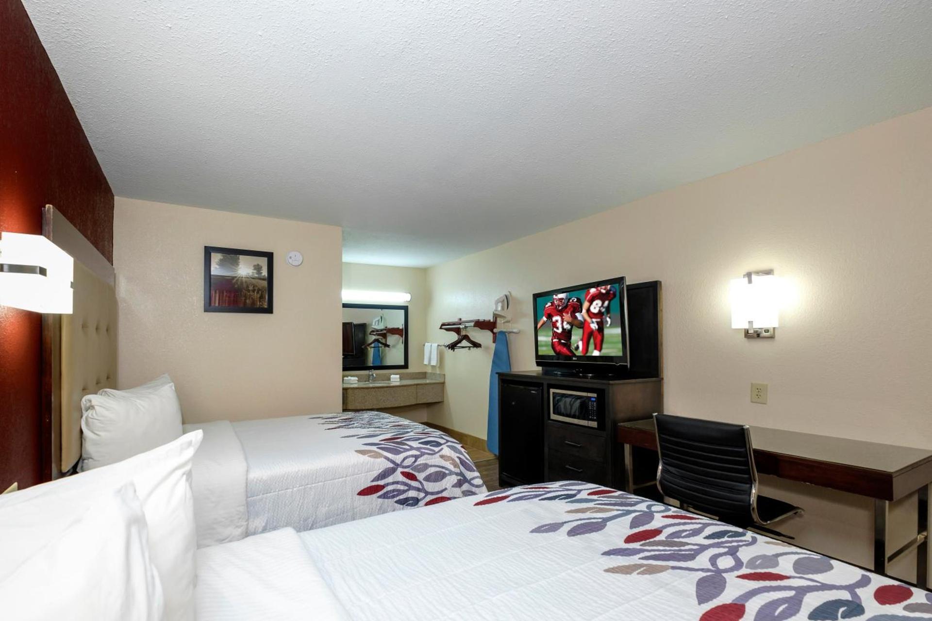 Red Roof Inn Columbus, MS photo 12