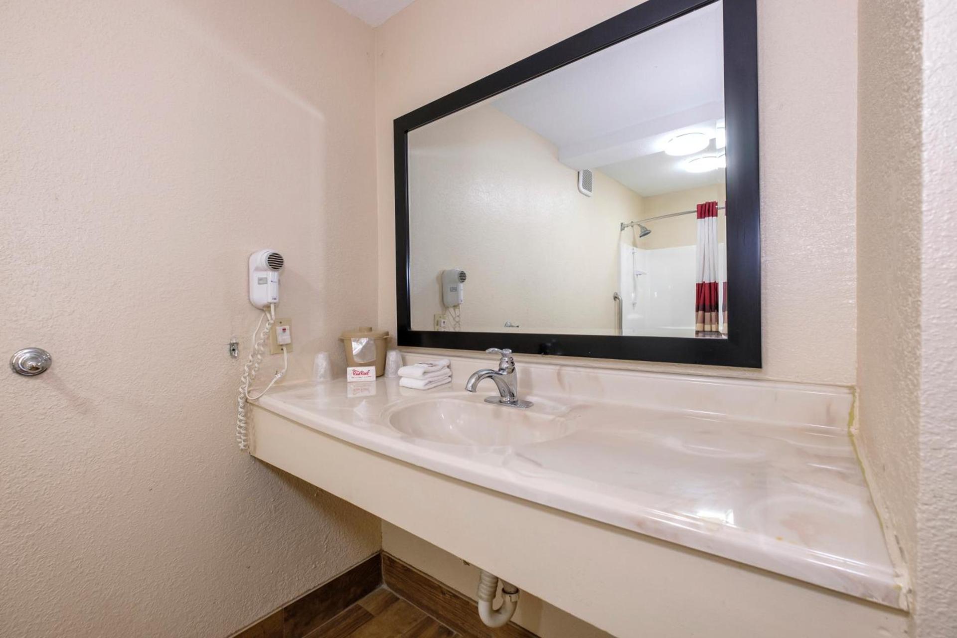 Red Roof Inn Columbus, MS photo 25