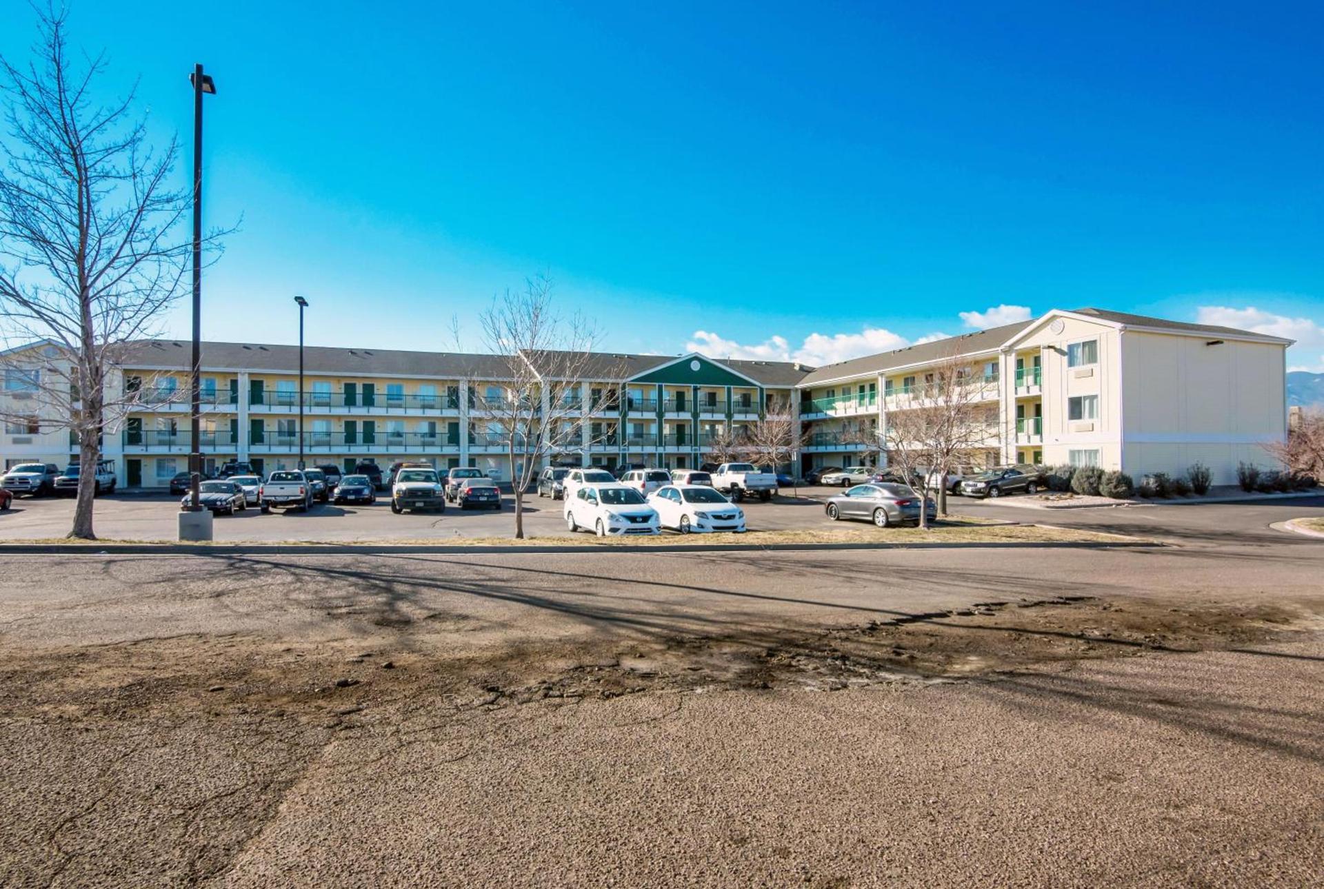 HomeTowne Studios by Red Roof Colorado Springs - Airport photo 3
