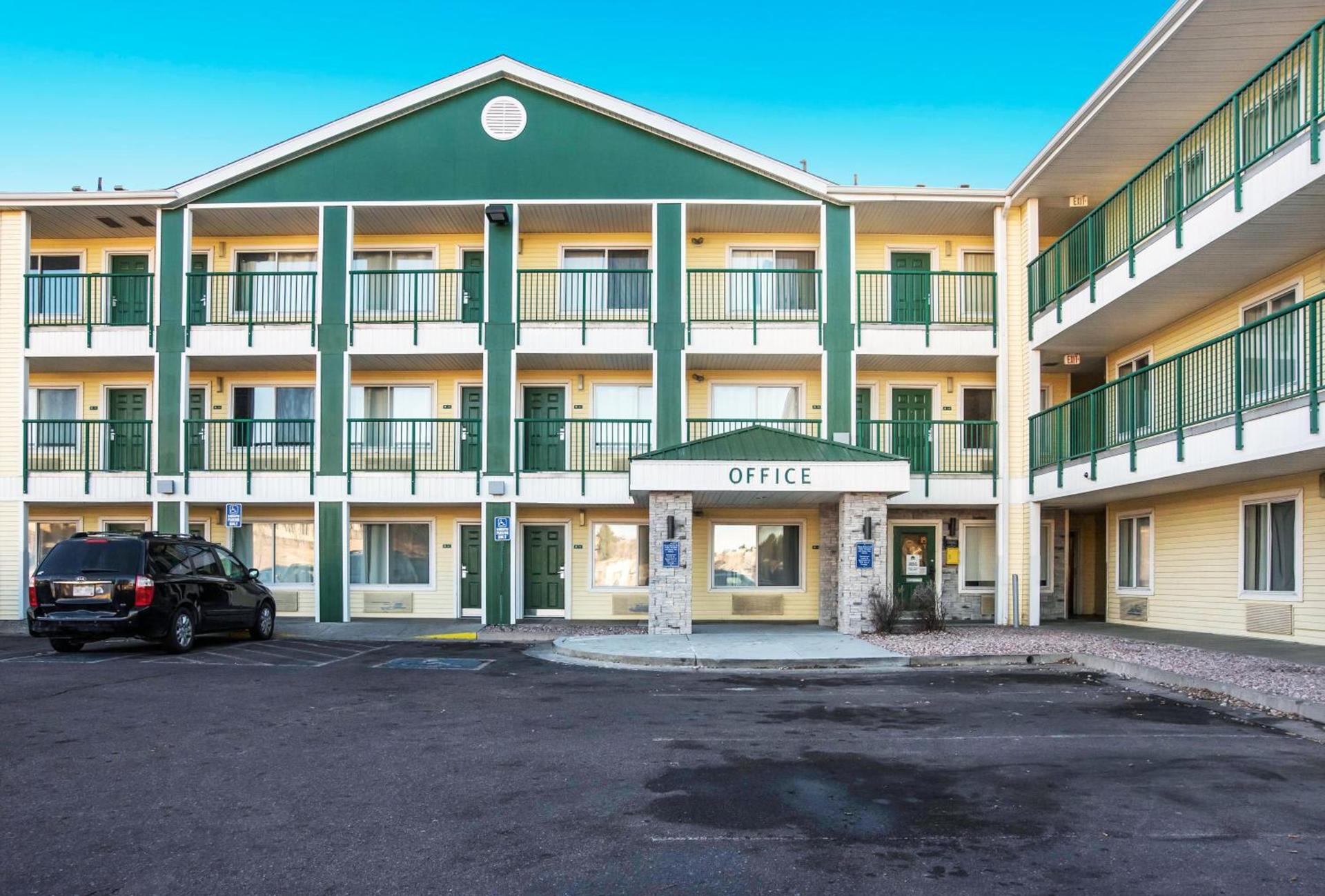 HomeTowne Studios by Red Roof Colorado Springs - Airport photo 1