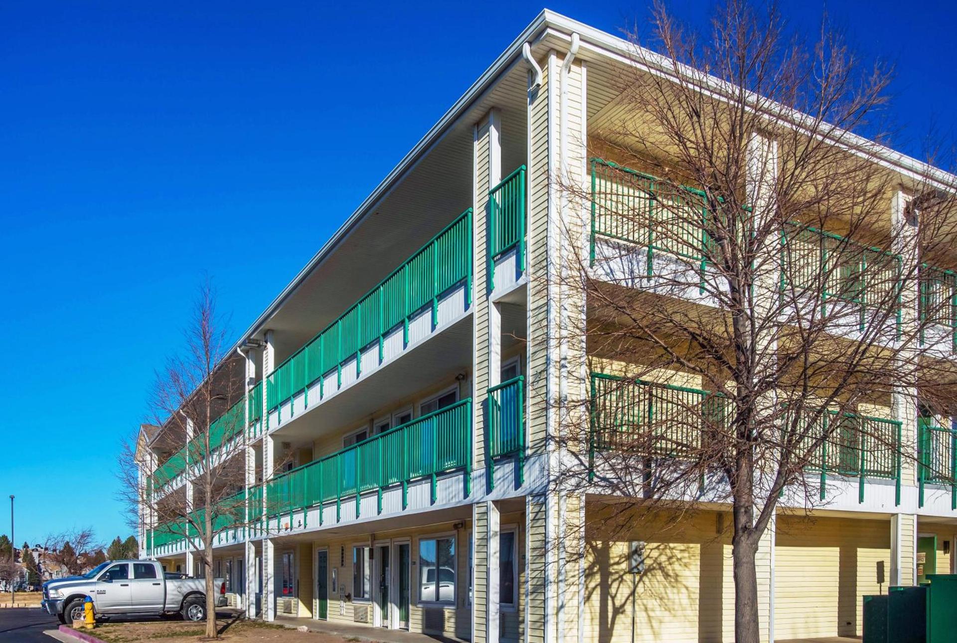 HomeTowne Studios by Red Roof Colorado Springs - Airport photo 5