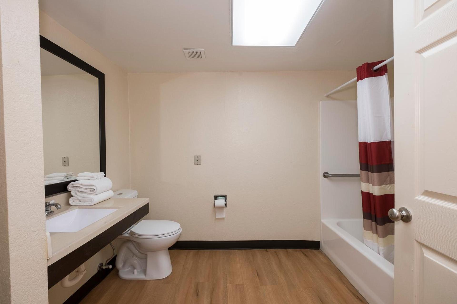 Red Roof Inn PLUS+ & Suites Opelika photo 51