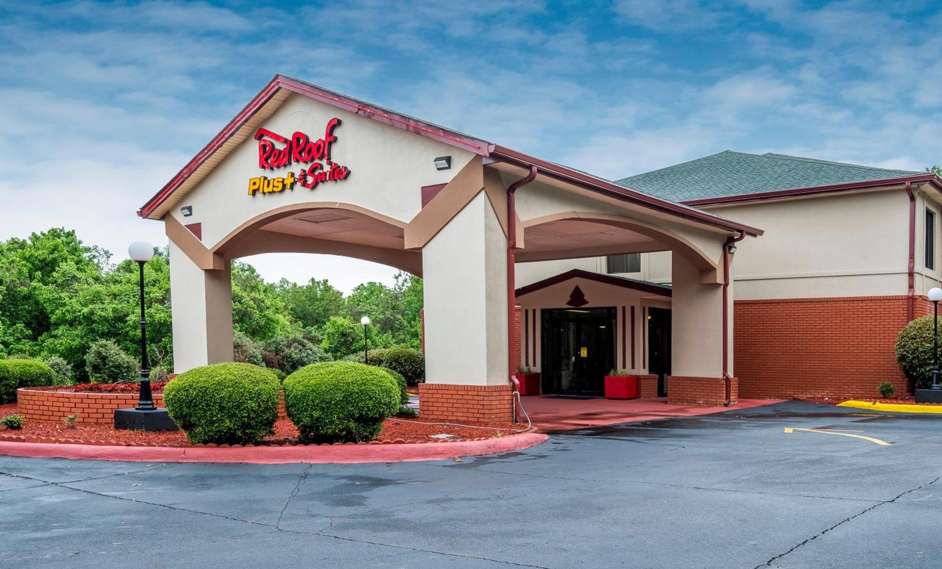 Red Roof Inn PLUS+ & Suites Opelika photo 3