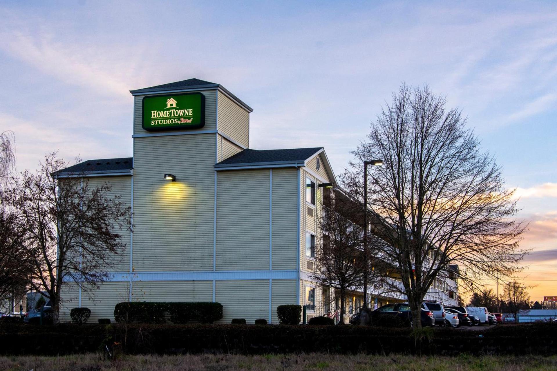 HomeTowne Studios by Red Roof Salem, OR photo 8