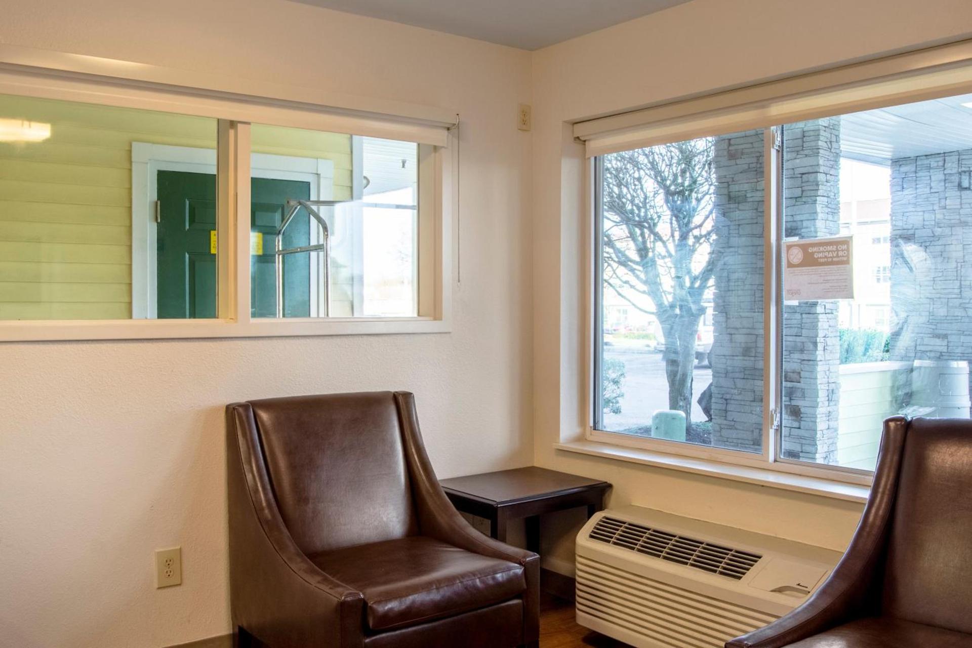 HomeTowne Studios by Red Roof Salem, OR photo 13