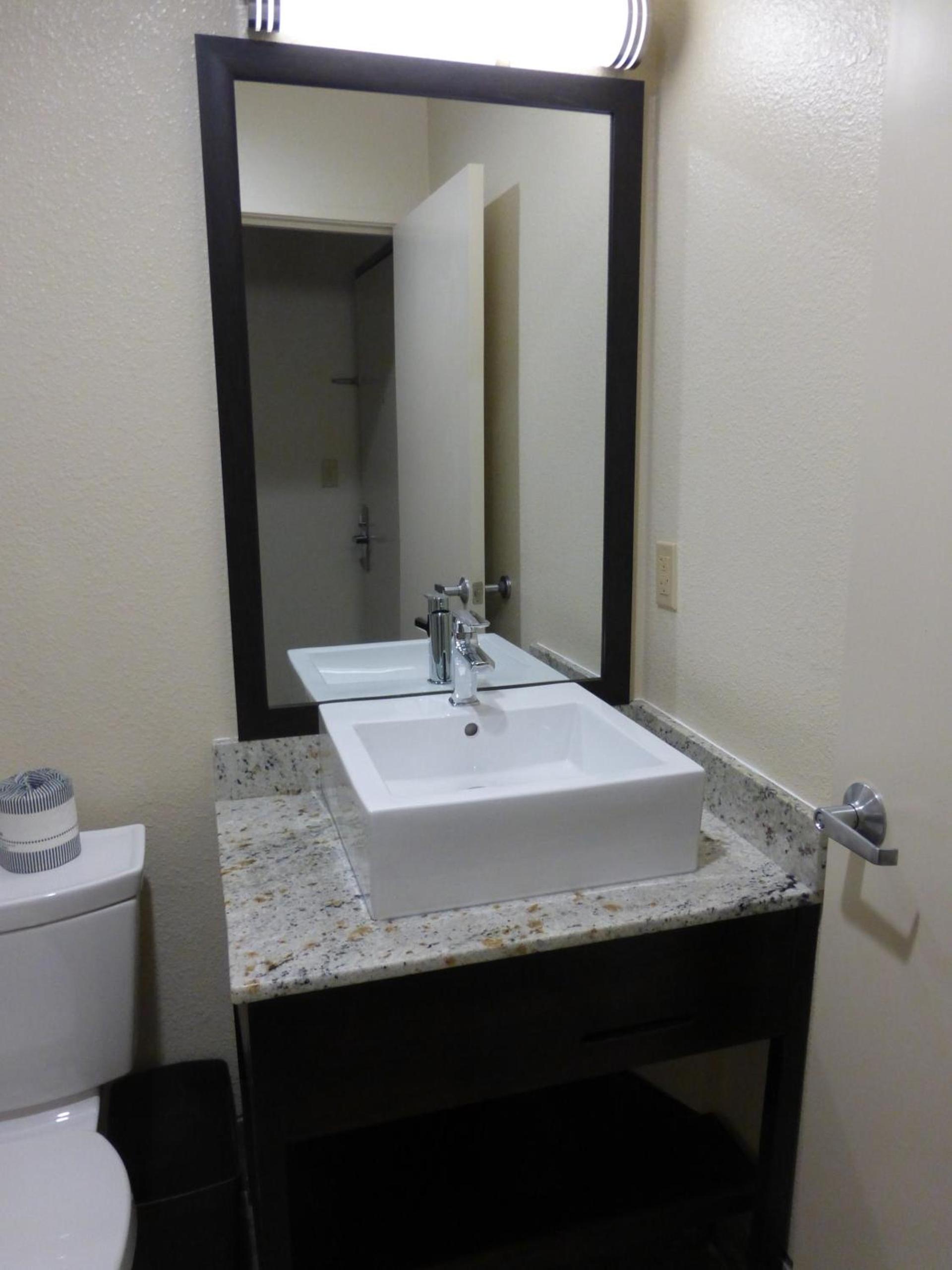 Red Roof Inn Hayward photo 10