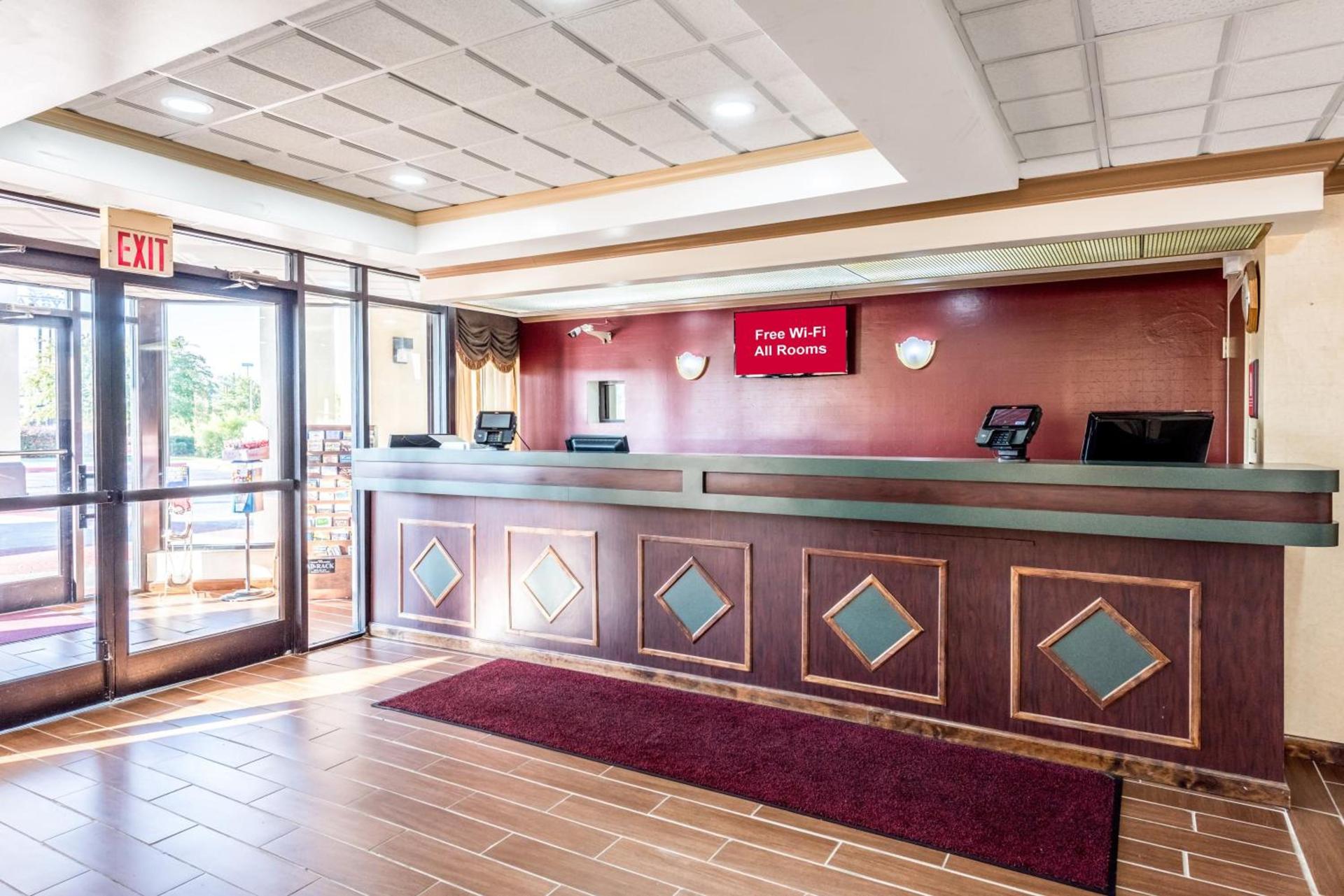 Red Roof Inn & Suites Clinton, TN photo 8