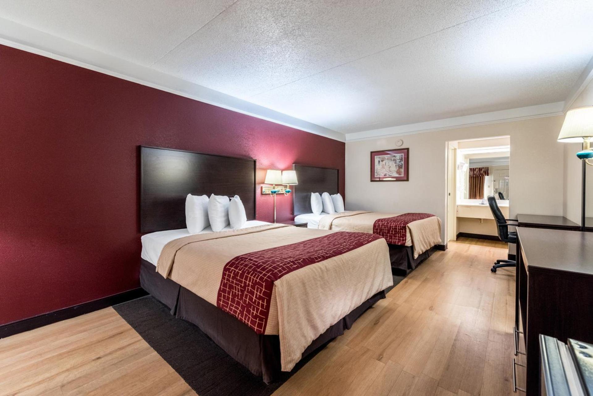 Red Roof Inn & Suites Clinton, TN photo 16