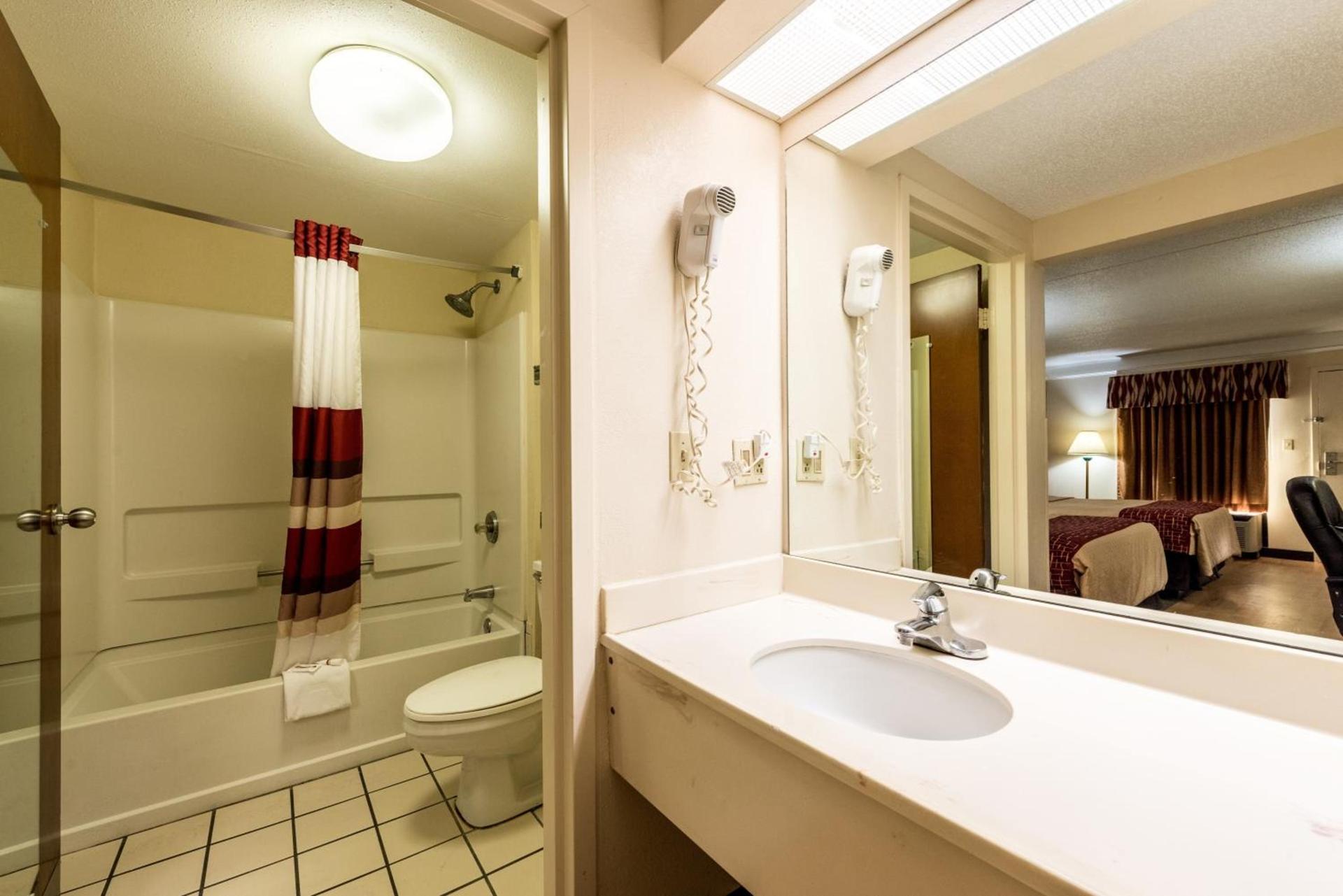 Red Roof Inn & Suites Clinton, TN photo 22