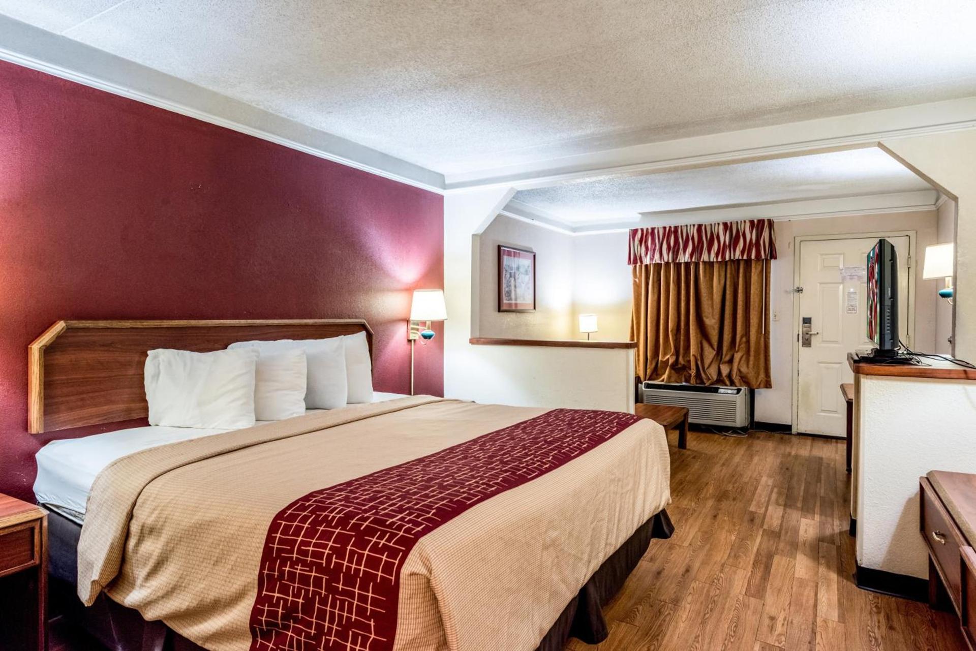 Red Roof Inn & Suites Clinton, TN photo 11