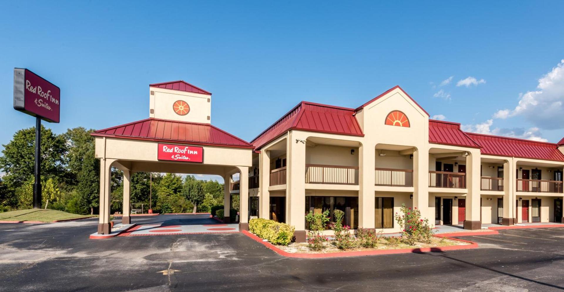 Red Roof Inn & Suites Clinton, TN photo 2