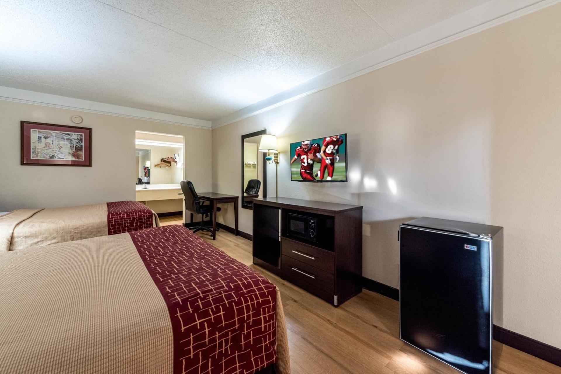 Red Roof Inn & Suites Clinton, TN photo 18