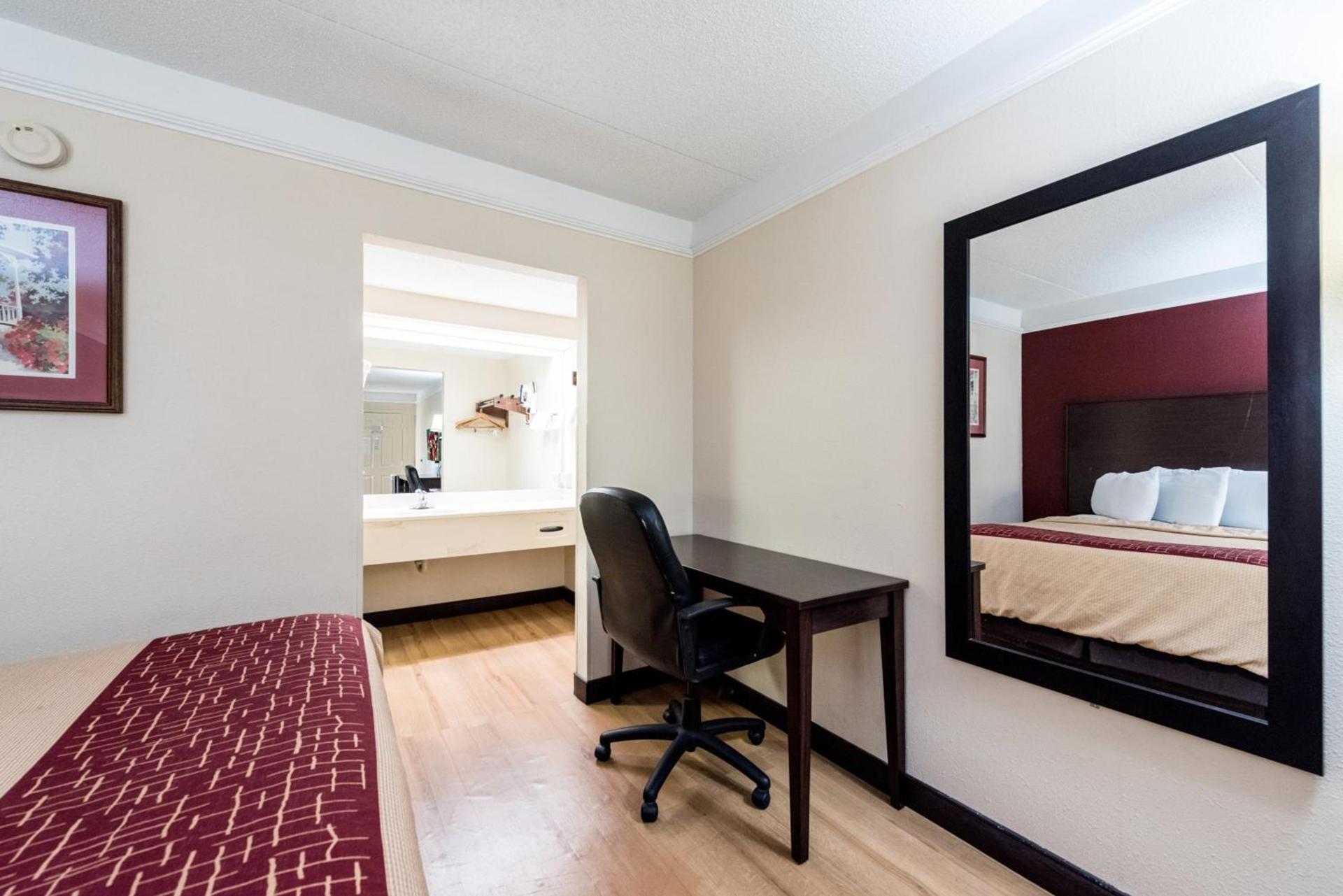 Red Roof Inn & Suites Clinton, TN photo 20