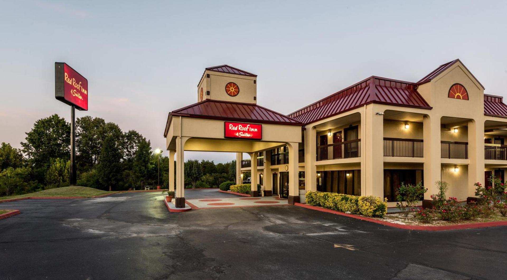 Red Roof Inn & Suites Clinton, TN photo 5