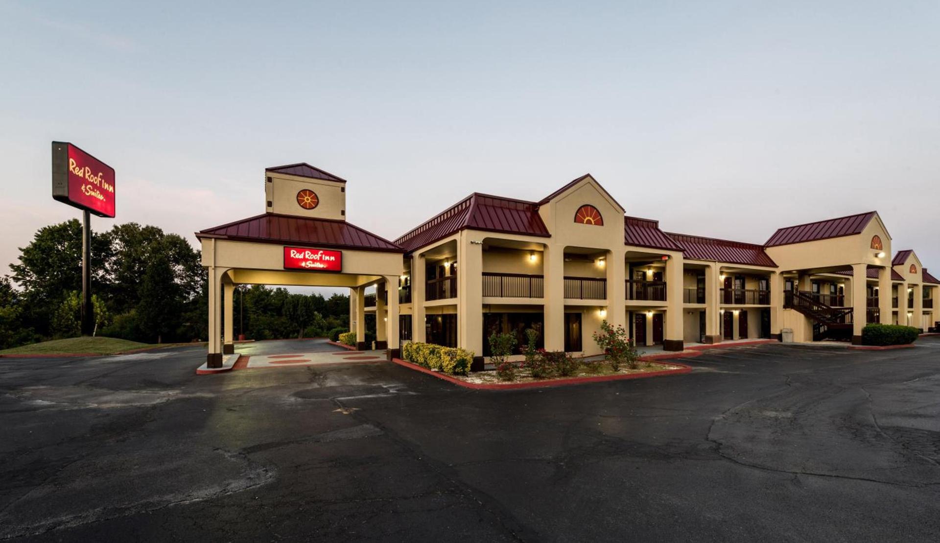 Red Roof Inn & Suites Clinton, TN photo 7