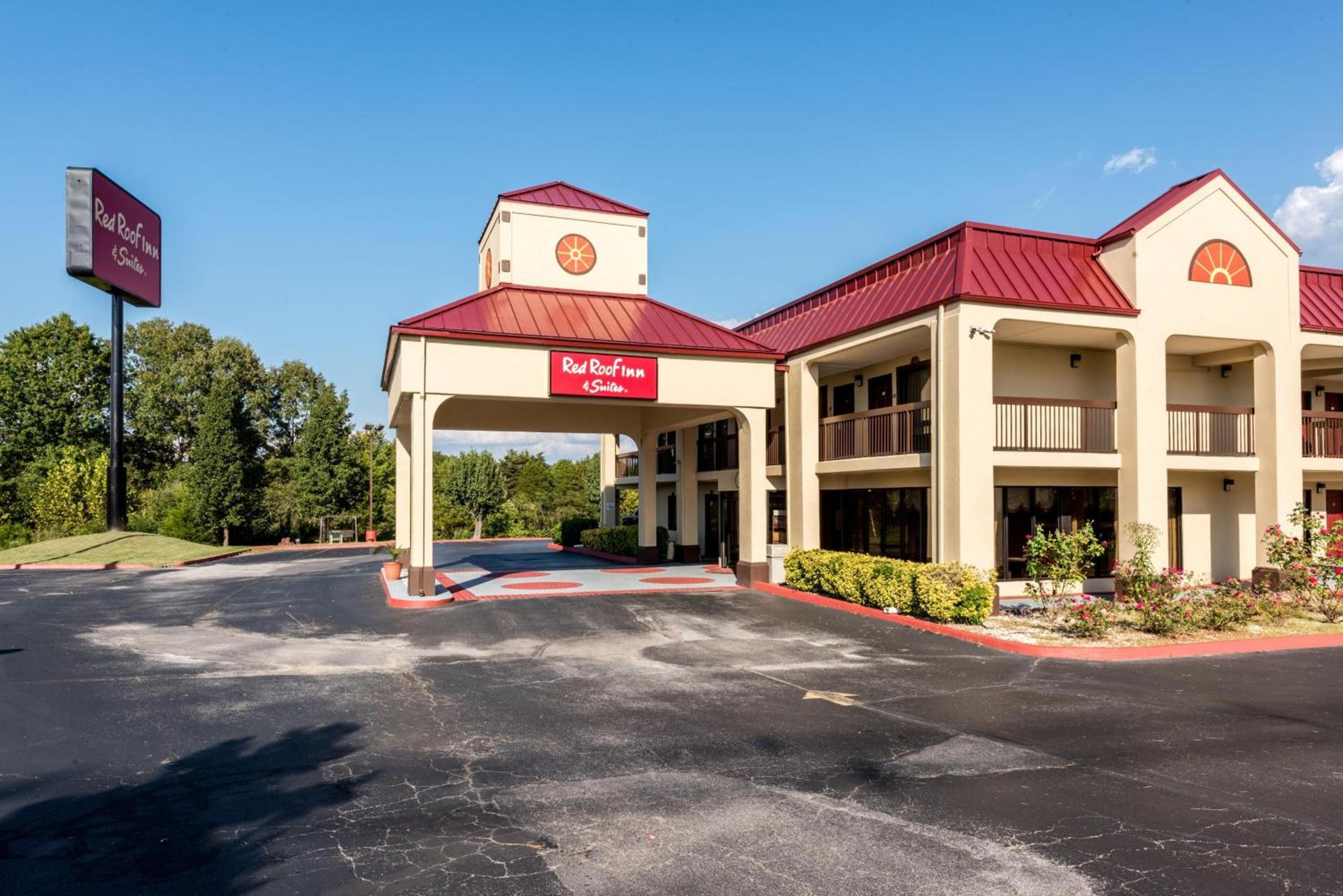 Red Roof Inn & Suites Clinton, TN photo 4