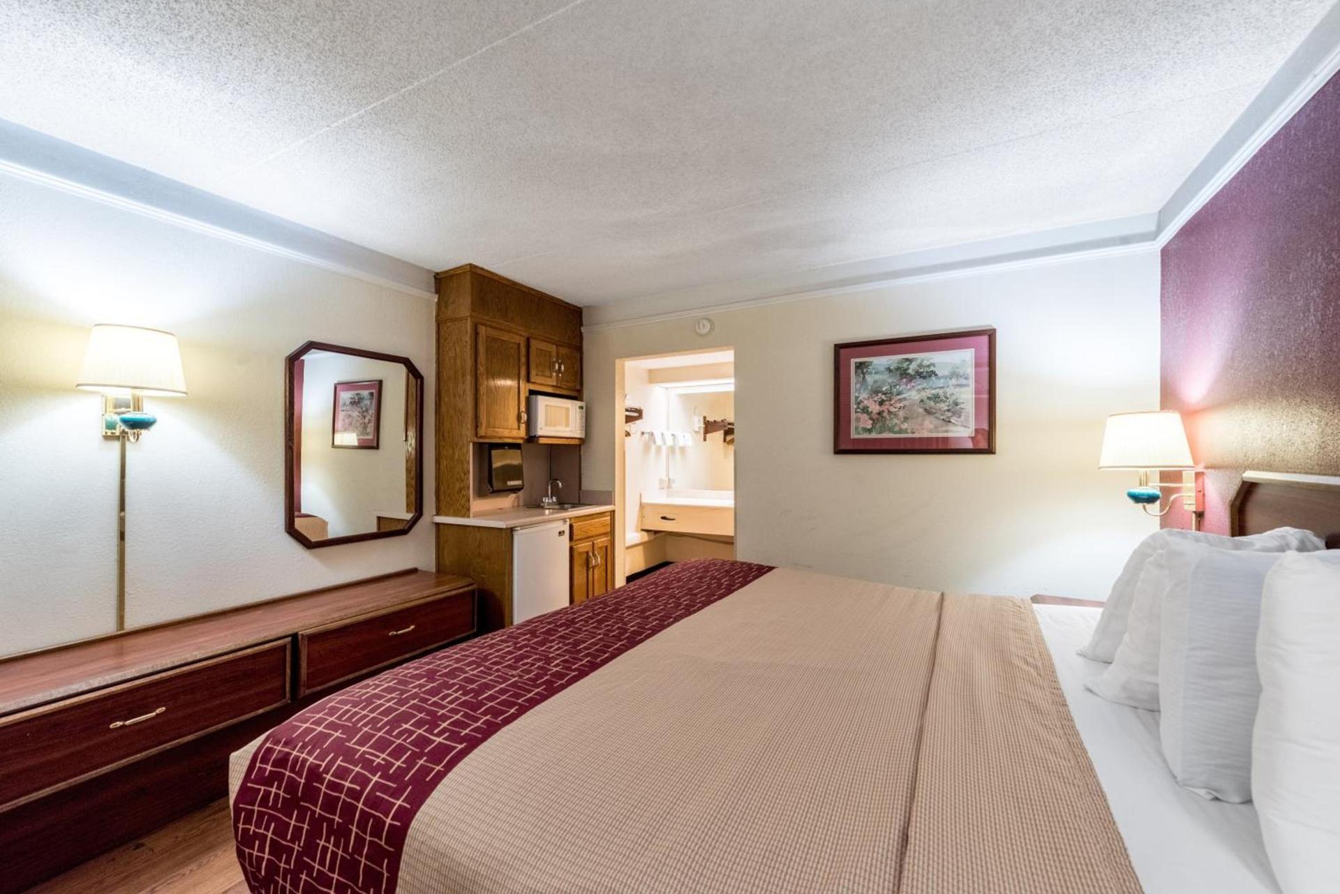 Red Roof Inn & Suites Clinton, TN photo 14