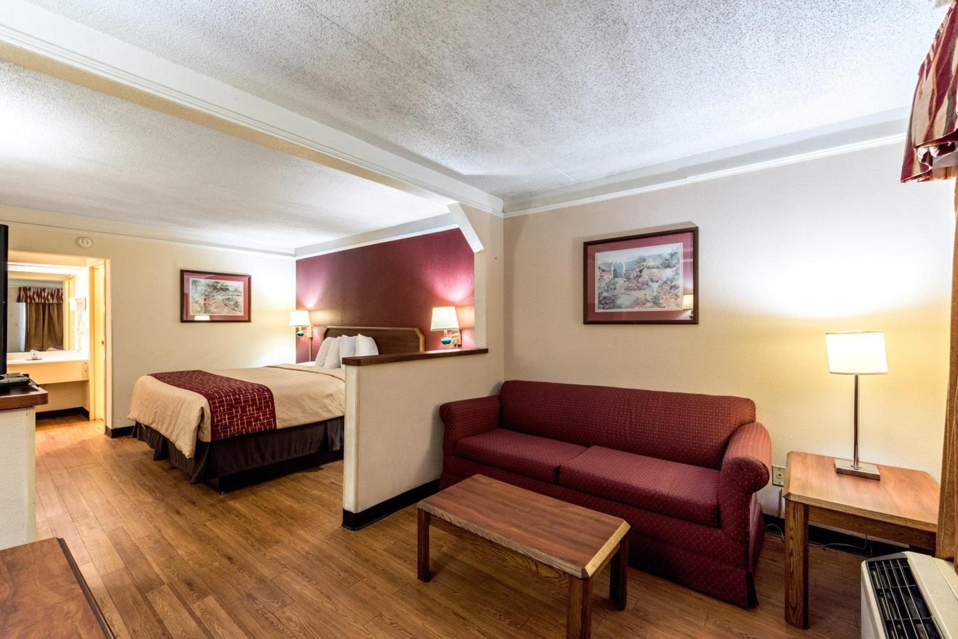 Red Roof Inn & Suites Clinton, TN photo 13