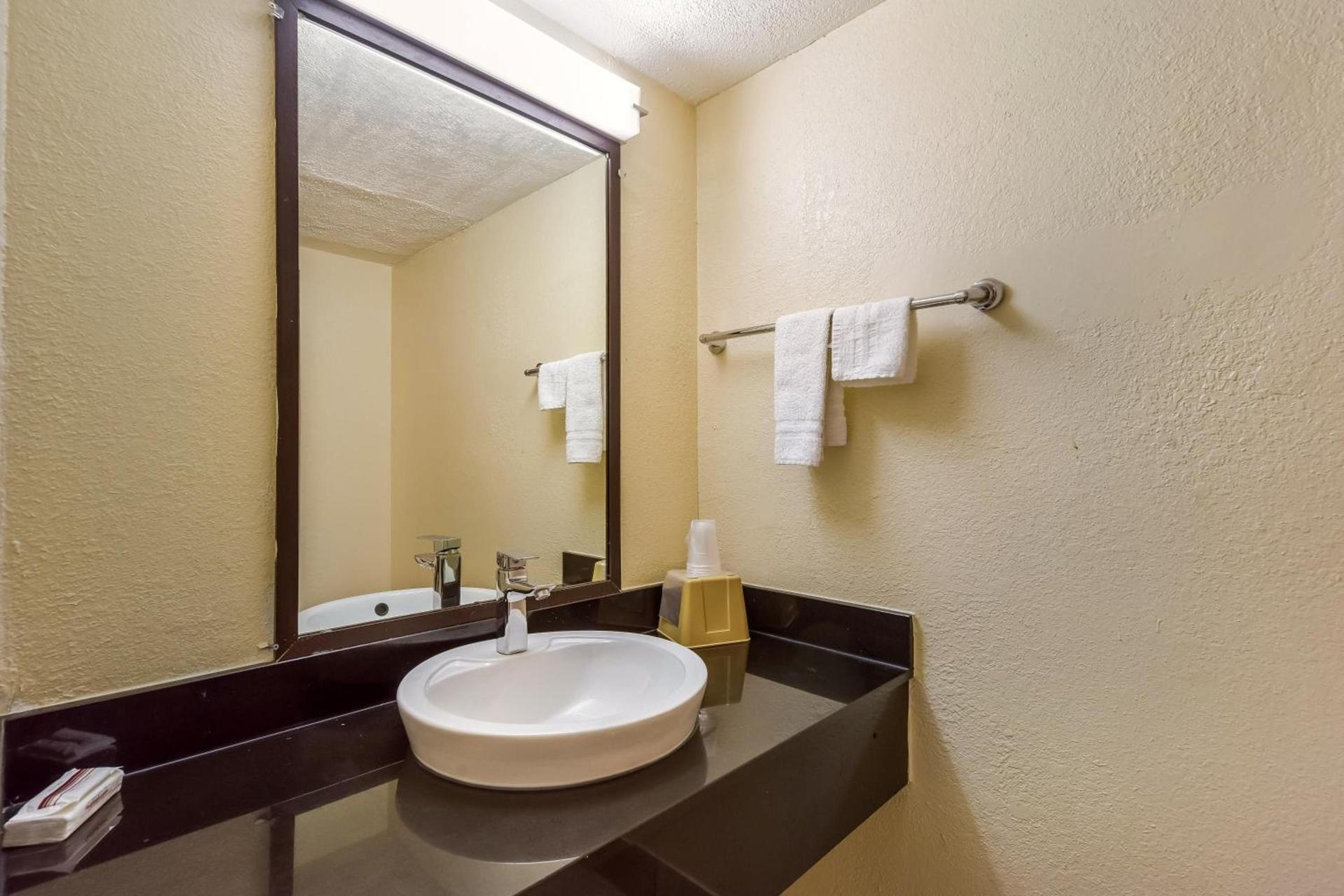Red Roof Inn Plano photo 17