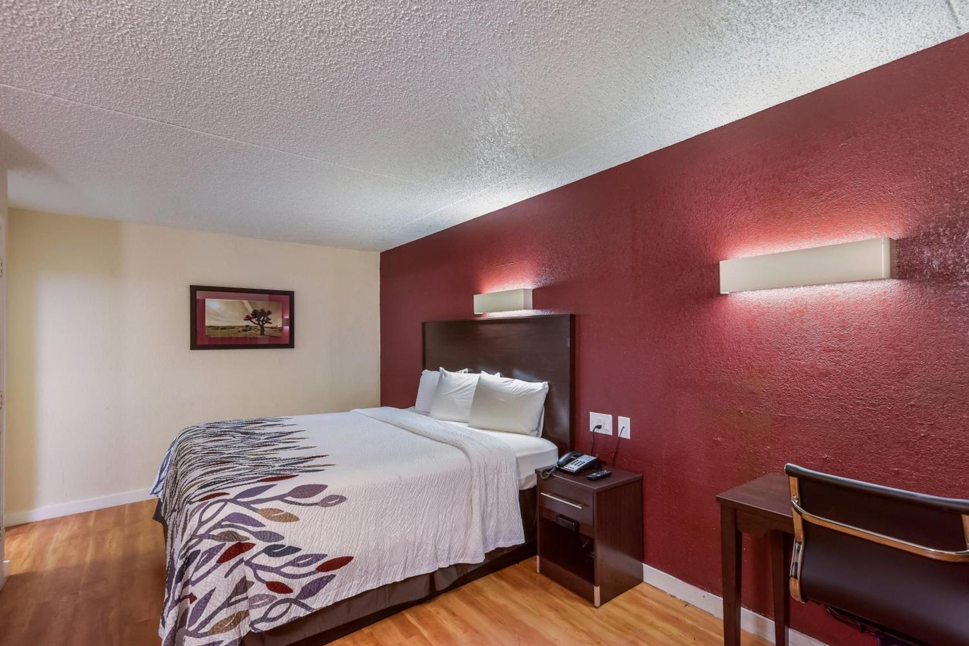 Red Roof Inn Plano photo 11