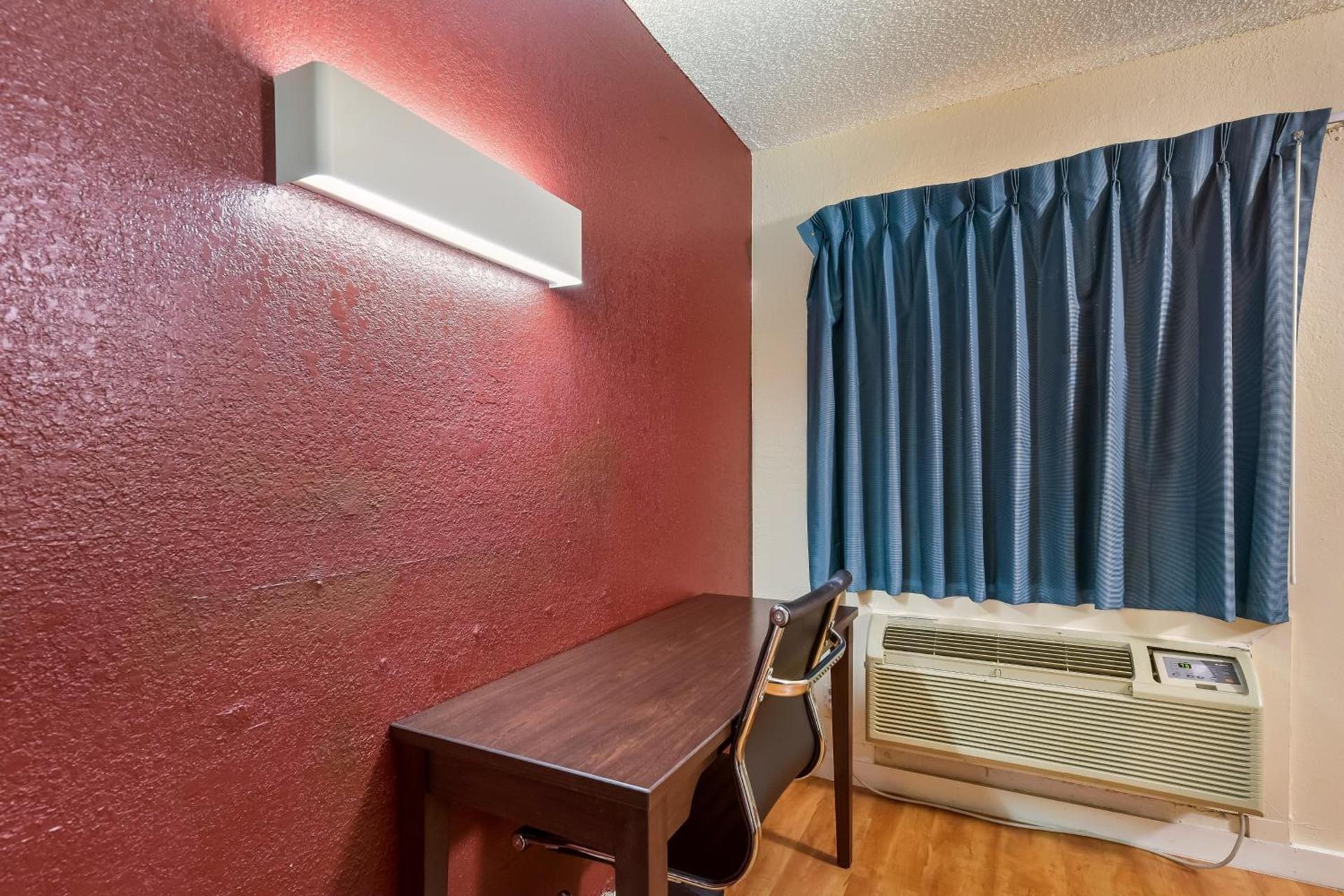 Red Roof Inn Plano photo 12