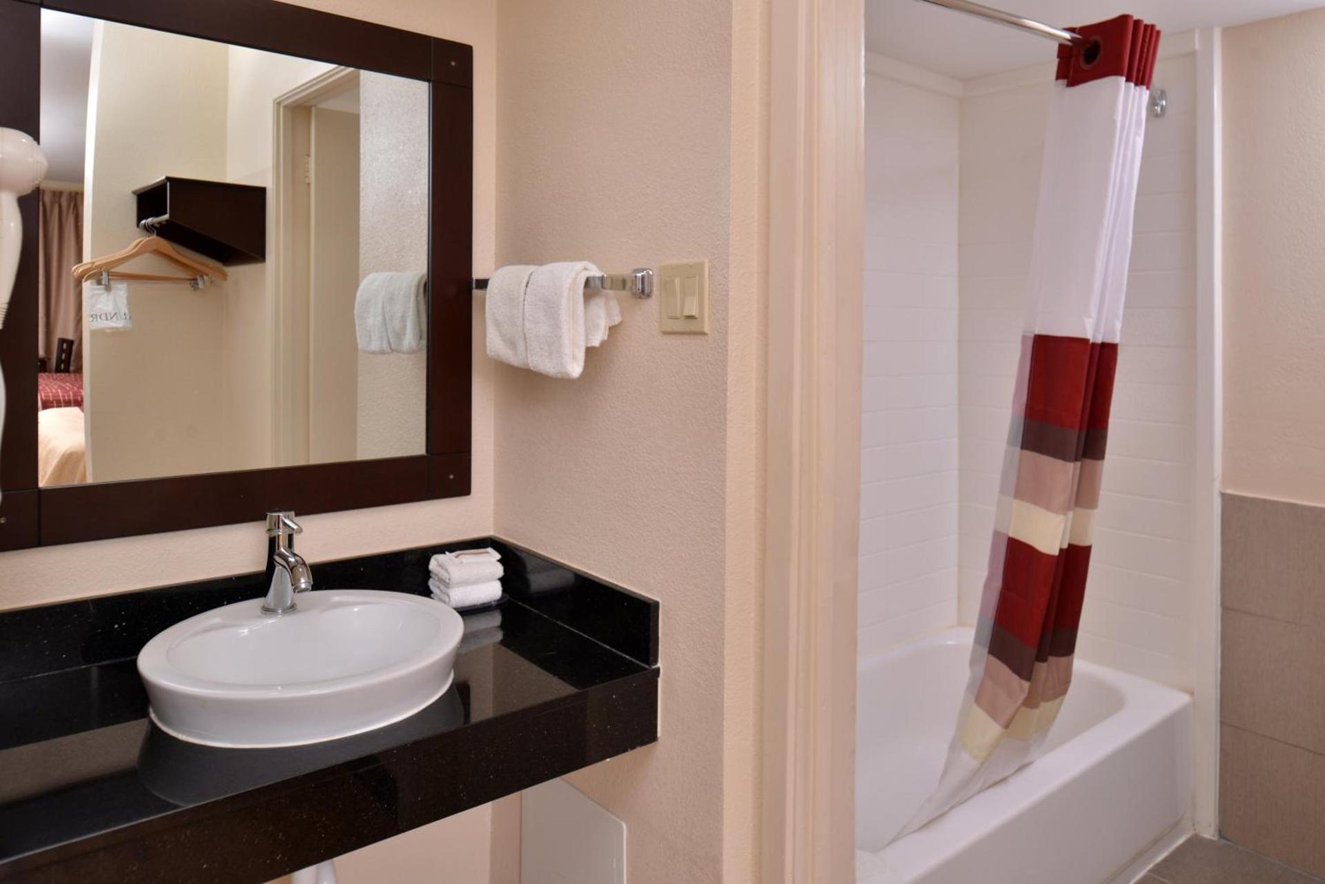 Red Roof Inn Van Horn photo 29