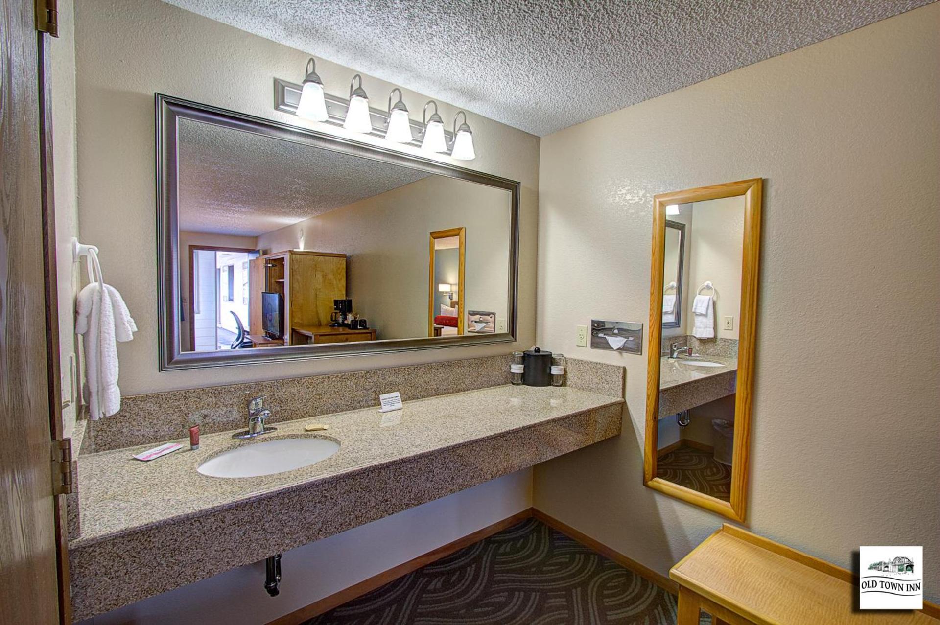 Super 8 by Wyndham Florence OR photo 9