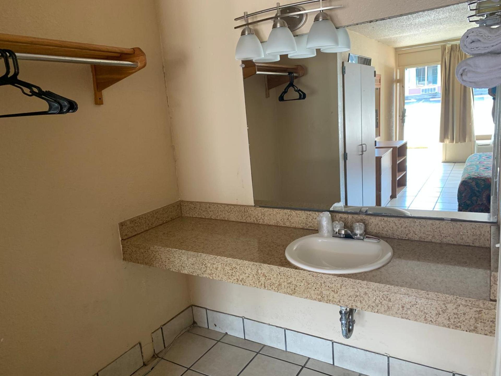 Budget Inn Motel photo 61