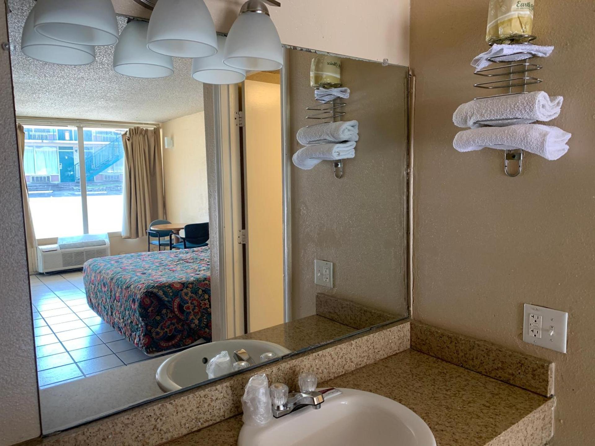 Budget Inn Motel photo 65
