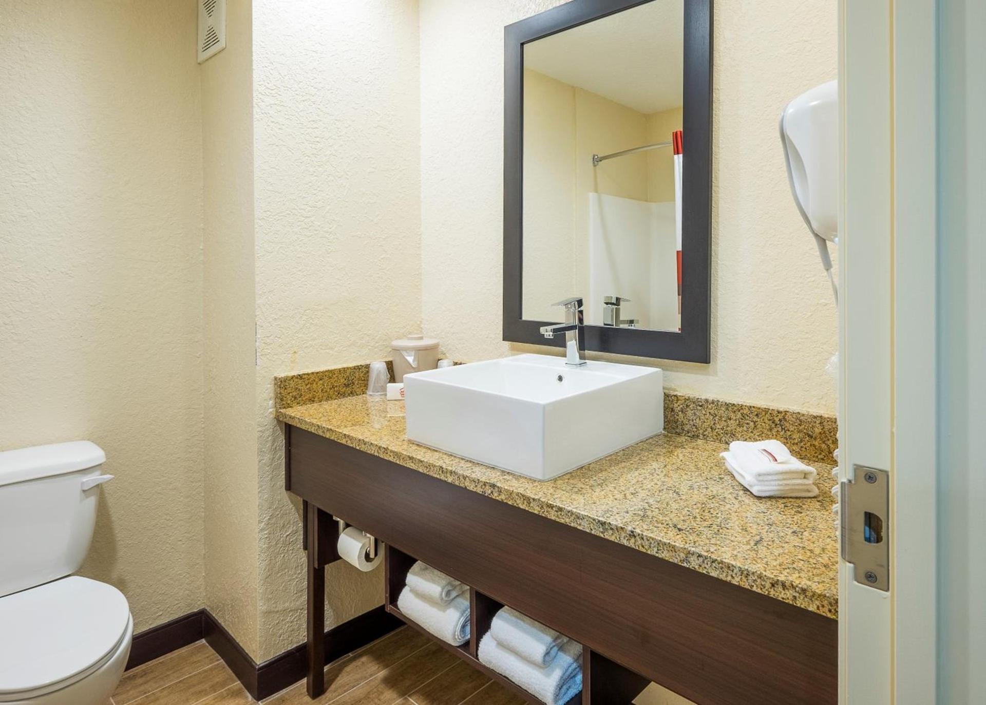 Red Roof Inn Ocala photo 16