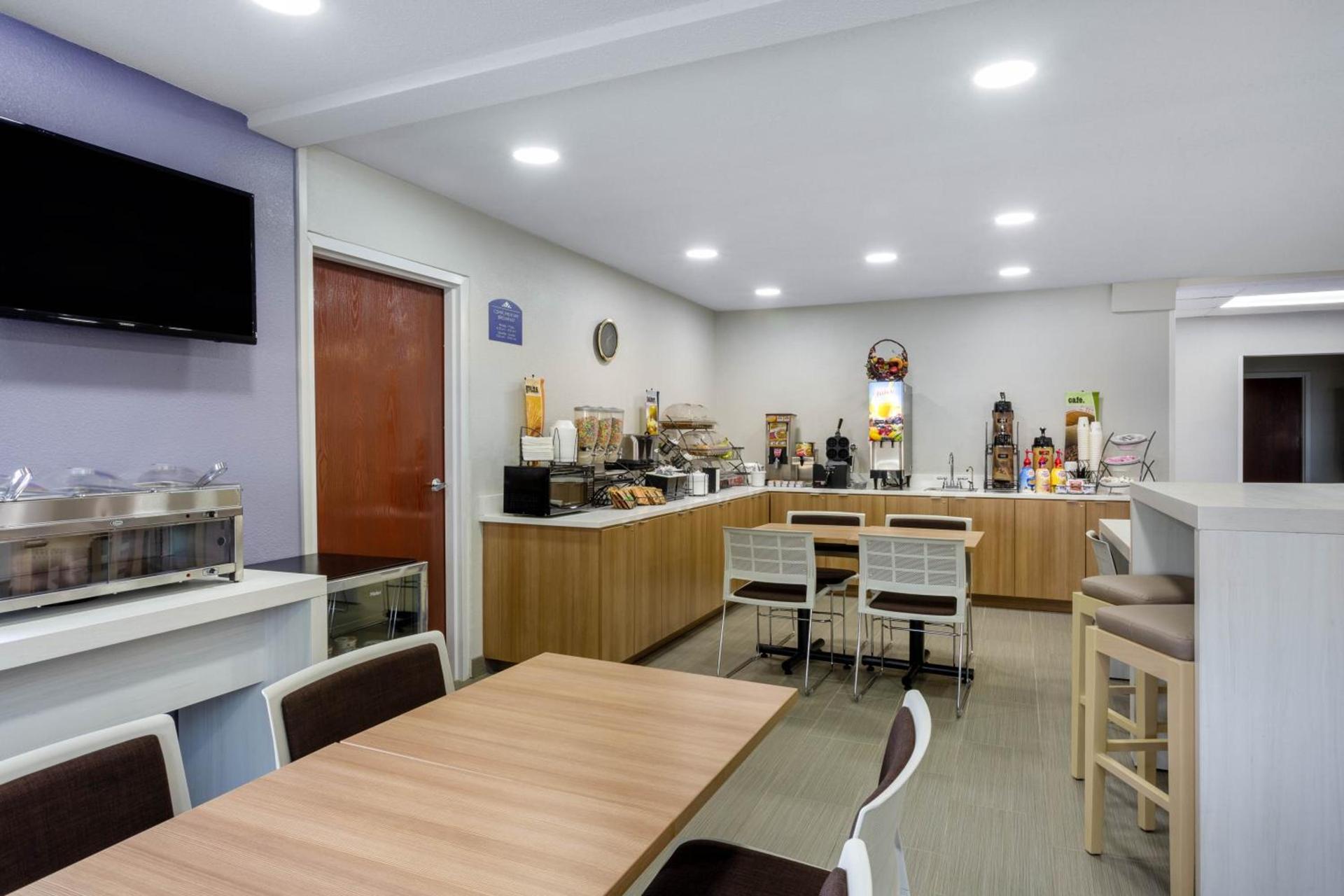 Microtel Inn & Suites by Wyndham Burlington photo 9