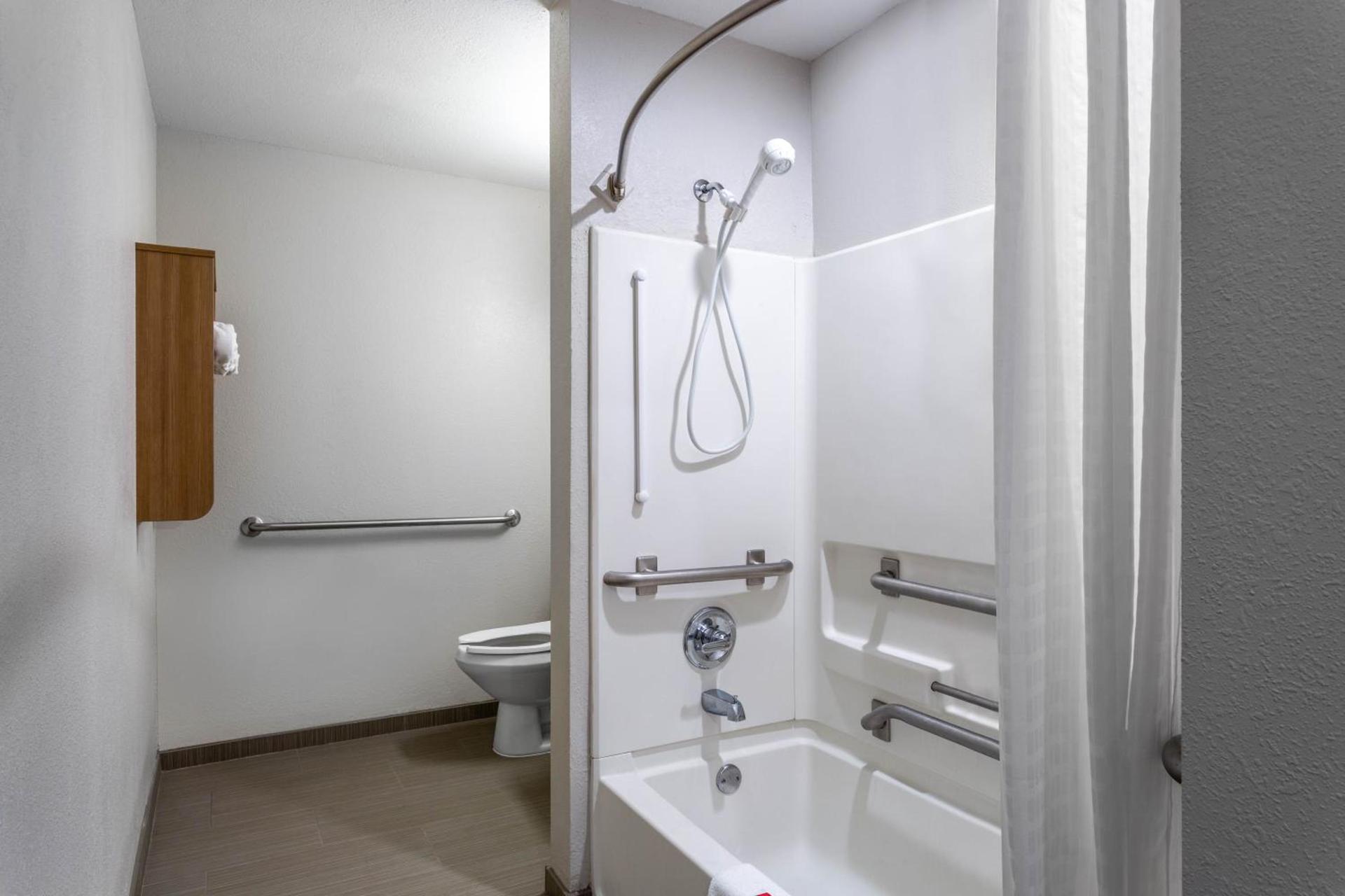 Microtel Inn & Suites by Wyndham Burlington photo 12