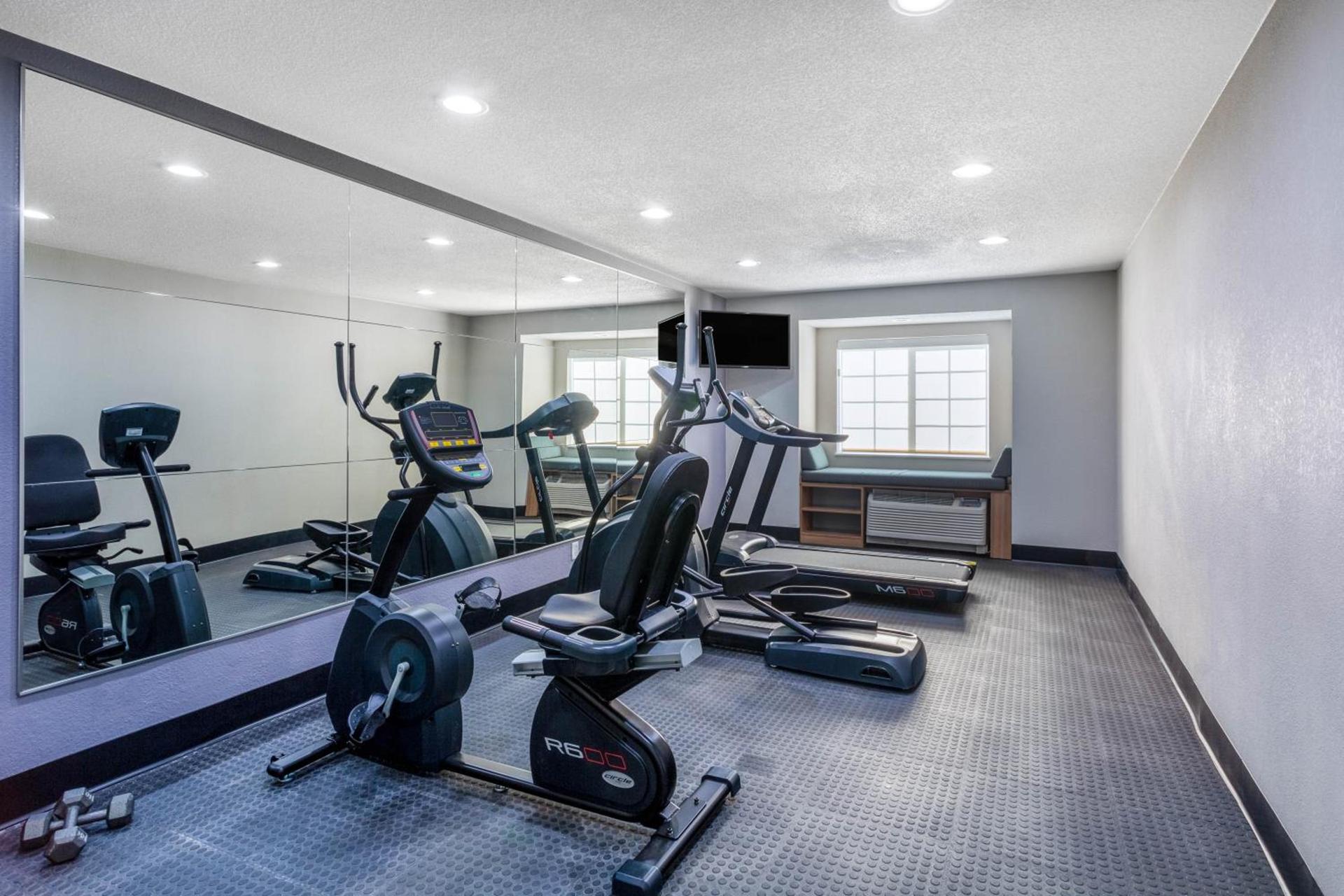 Microtel Inn & Suites by Wyndham Burlington photo 4