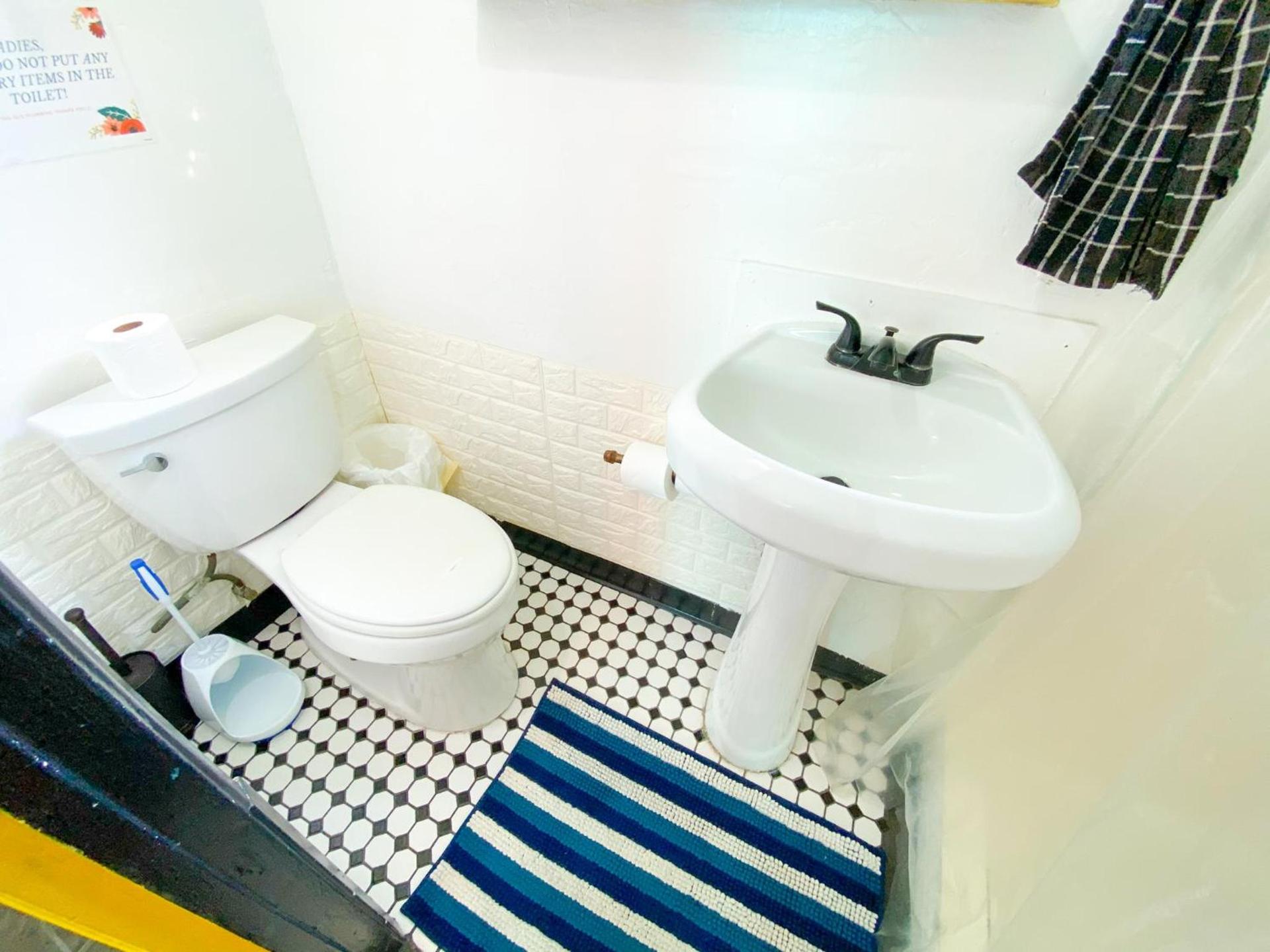 ITH San Diego Beach Bungalow Surf Hostel photo 33