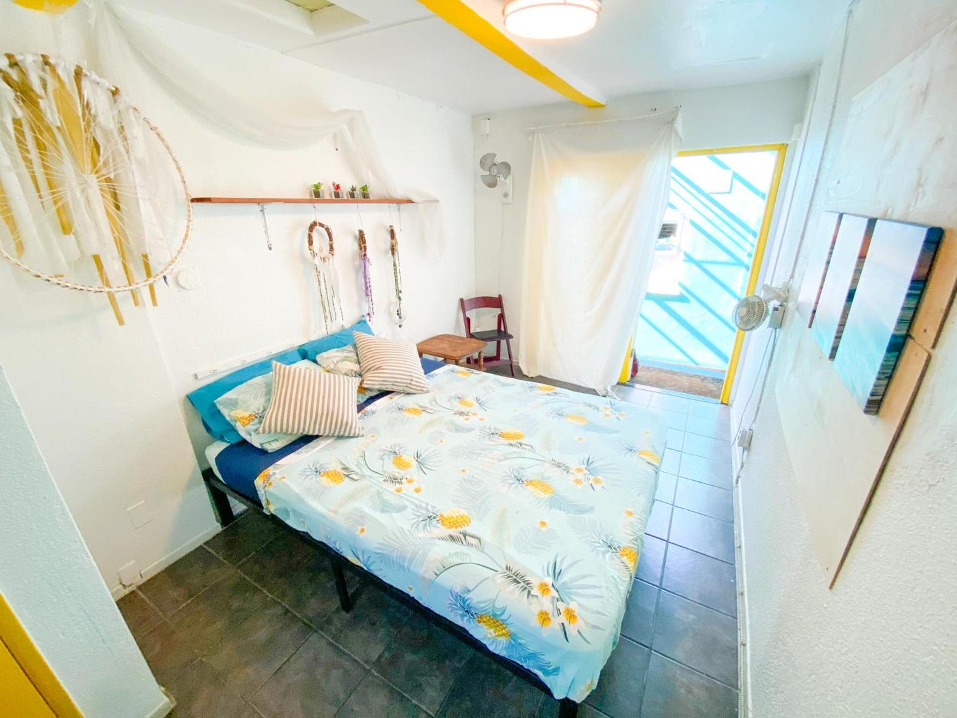 ITH San Diego Beach Bungalow Surf Hostel photo 32