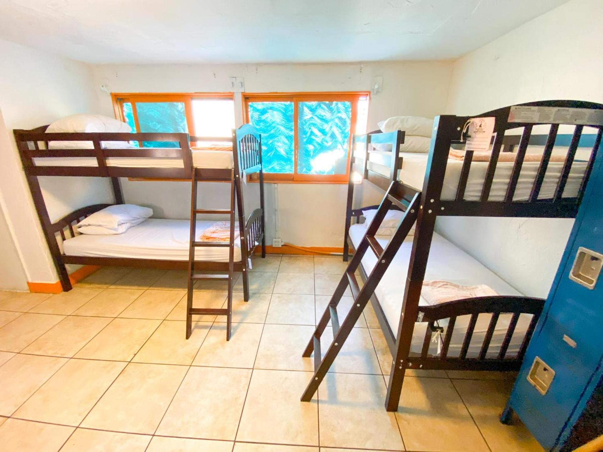ITH San Diego Beach Bungalow Surf Hostel photo 16