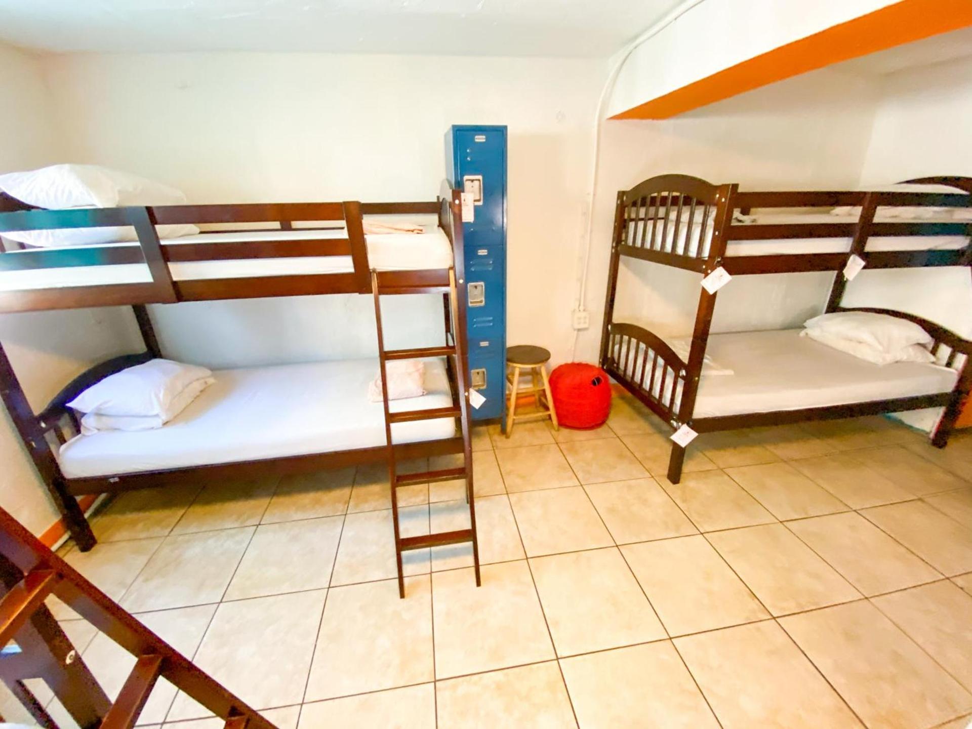 ITH San Diego Beach Bungalow Surf Hostel photo 22