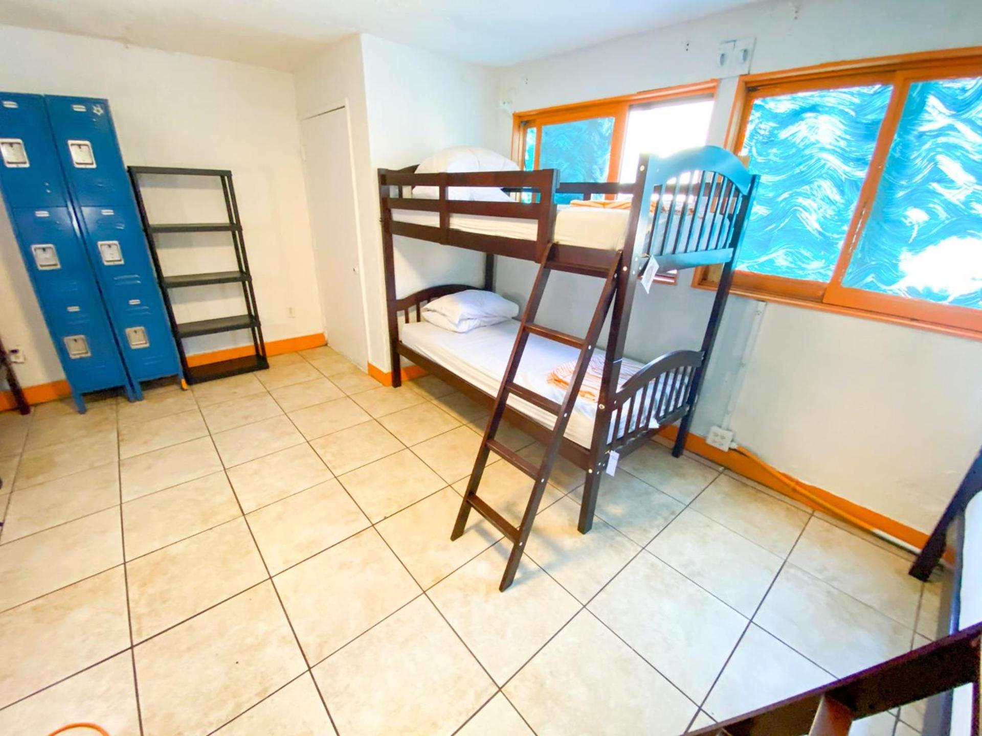 ITH San Diego Beach Bungalow Surf Hostel photo 11